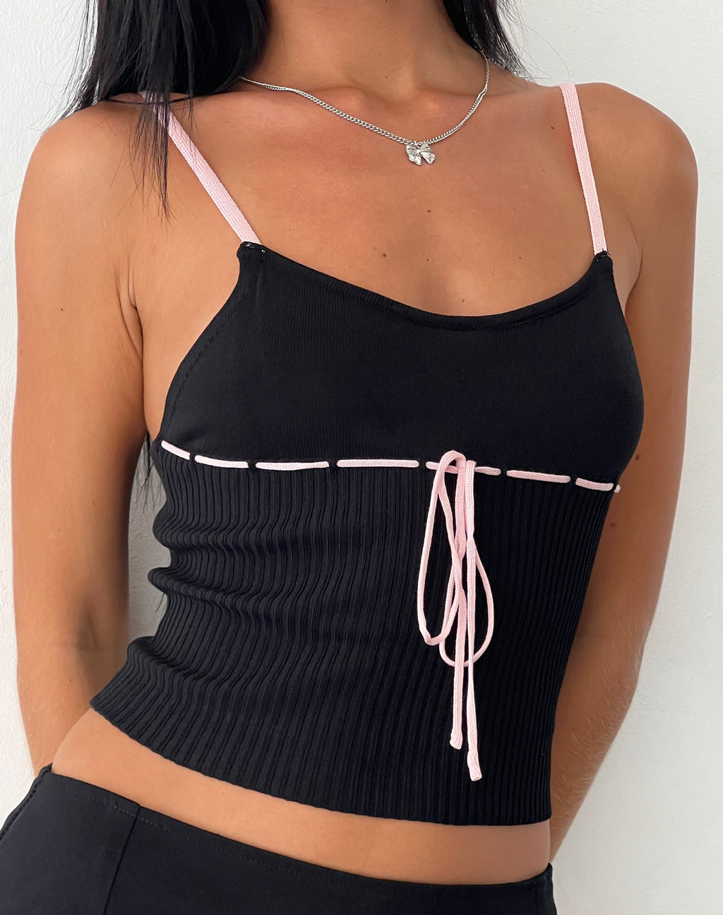 Top Emonie Cami in nero con rilegatura rosa