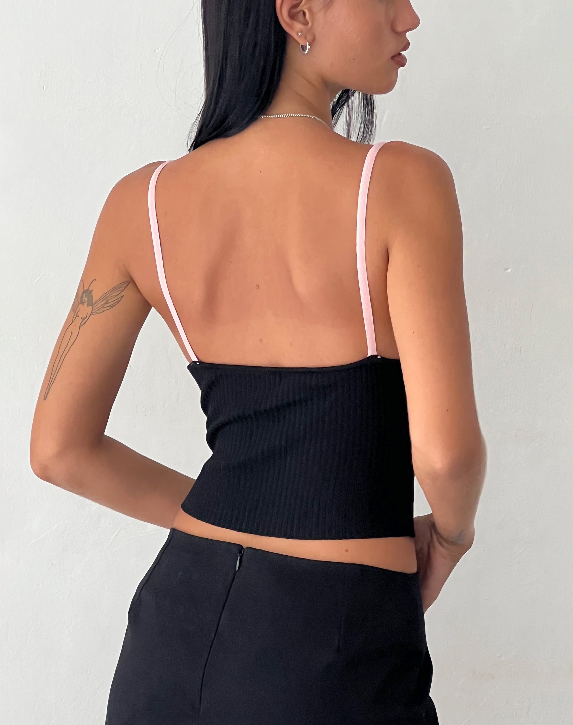 Immagine di Emonie Cami Top in nero con rilegatura rosa