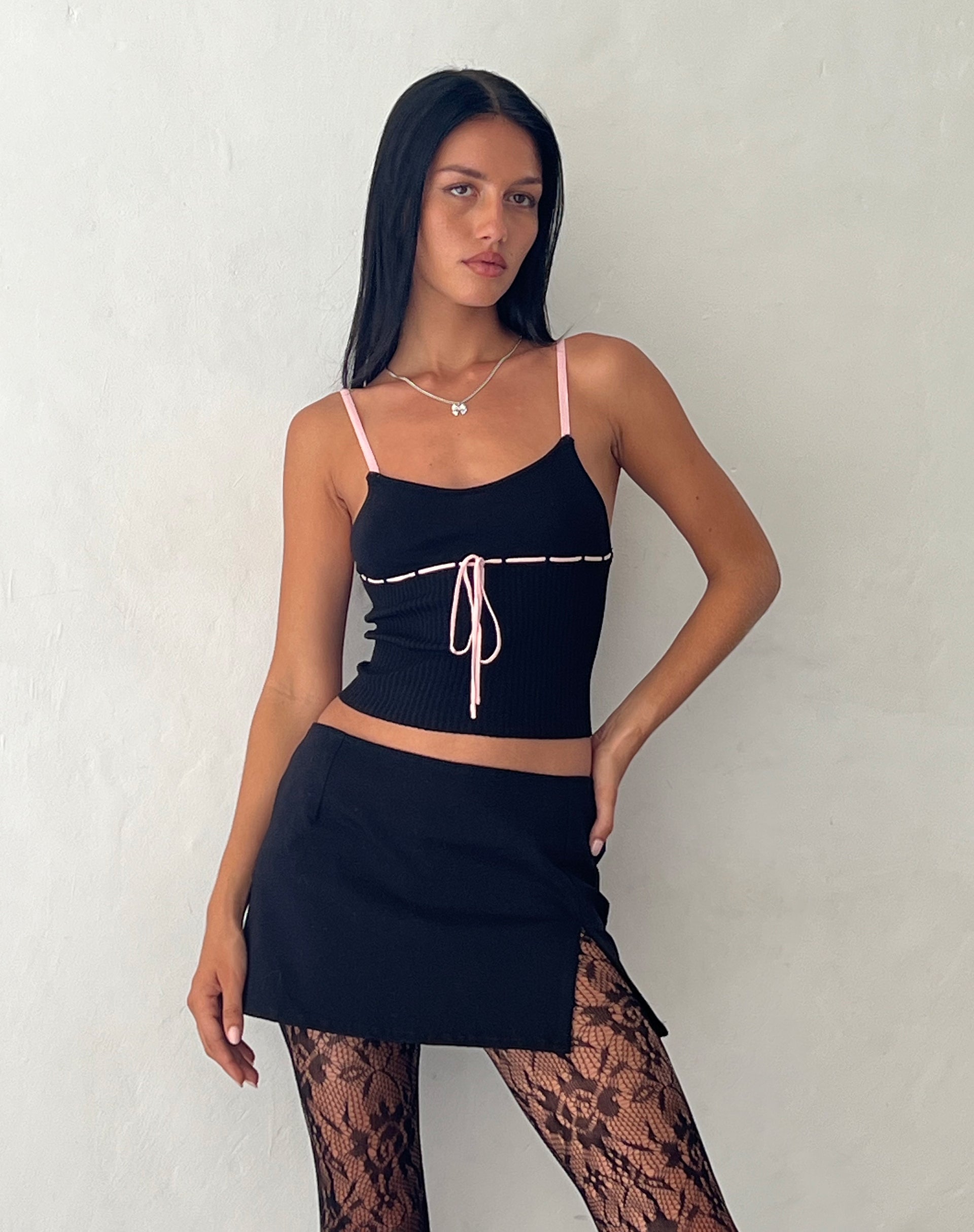 Immagine di Emonie Cami Top in nero con rilegatura rosa