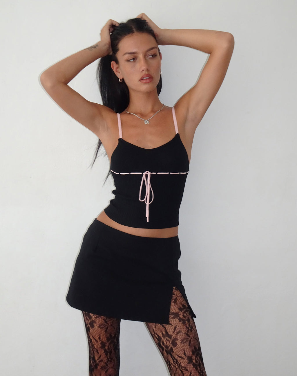 Top Emonie Cami in nero con rilegatura rosa