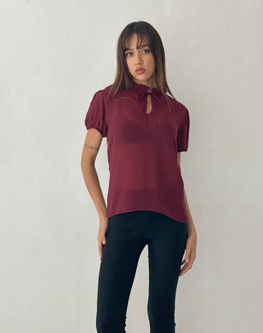 Camicetta Enzo a collo alto in chiffon color sangue di bue