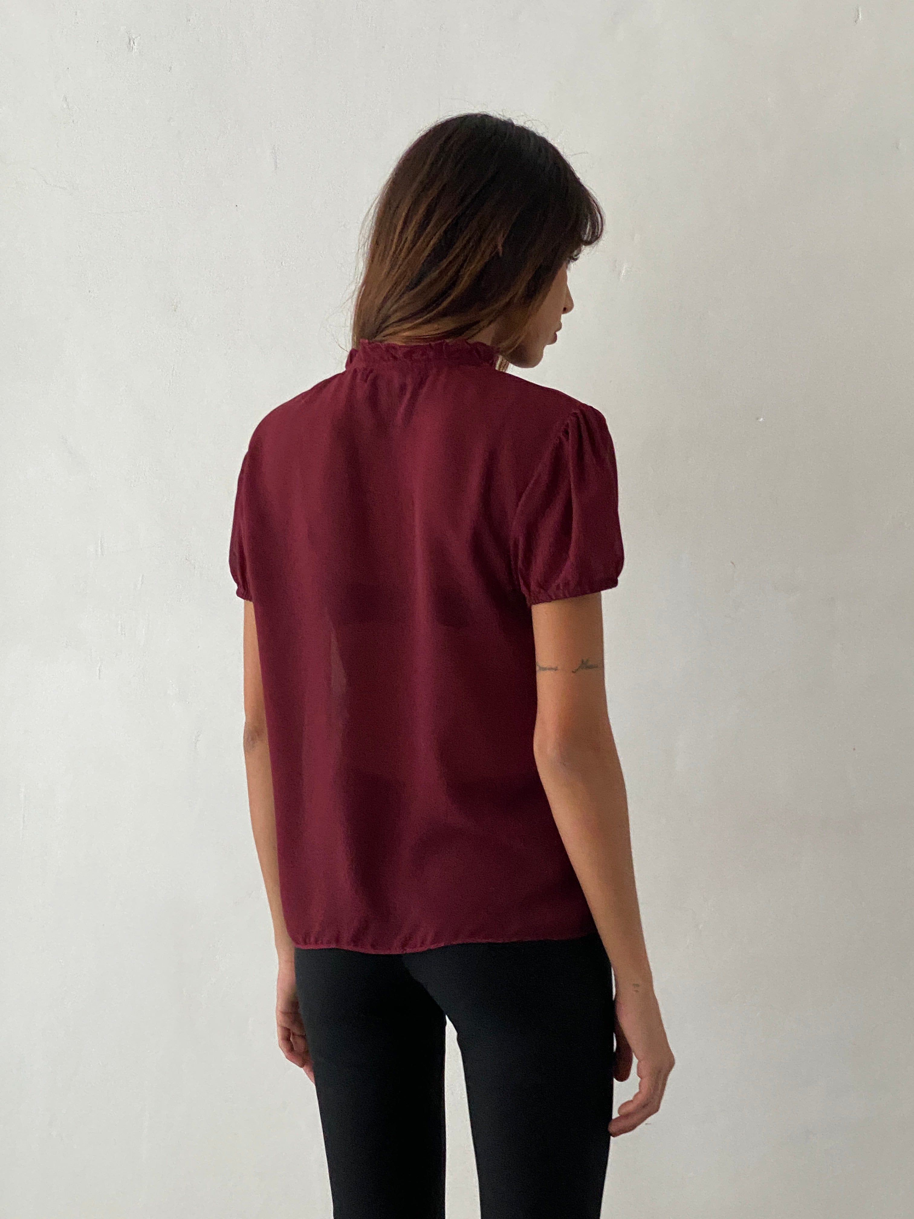Immagine di Enzo Camicetta a collo alto in chiffon color sangue di bue