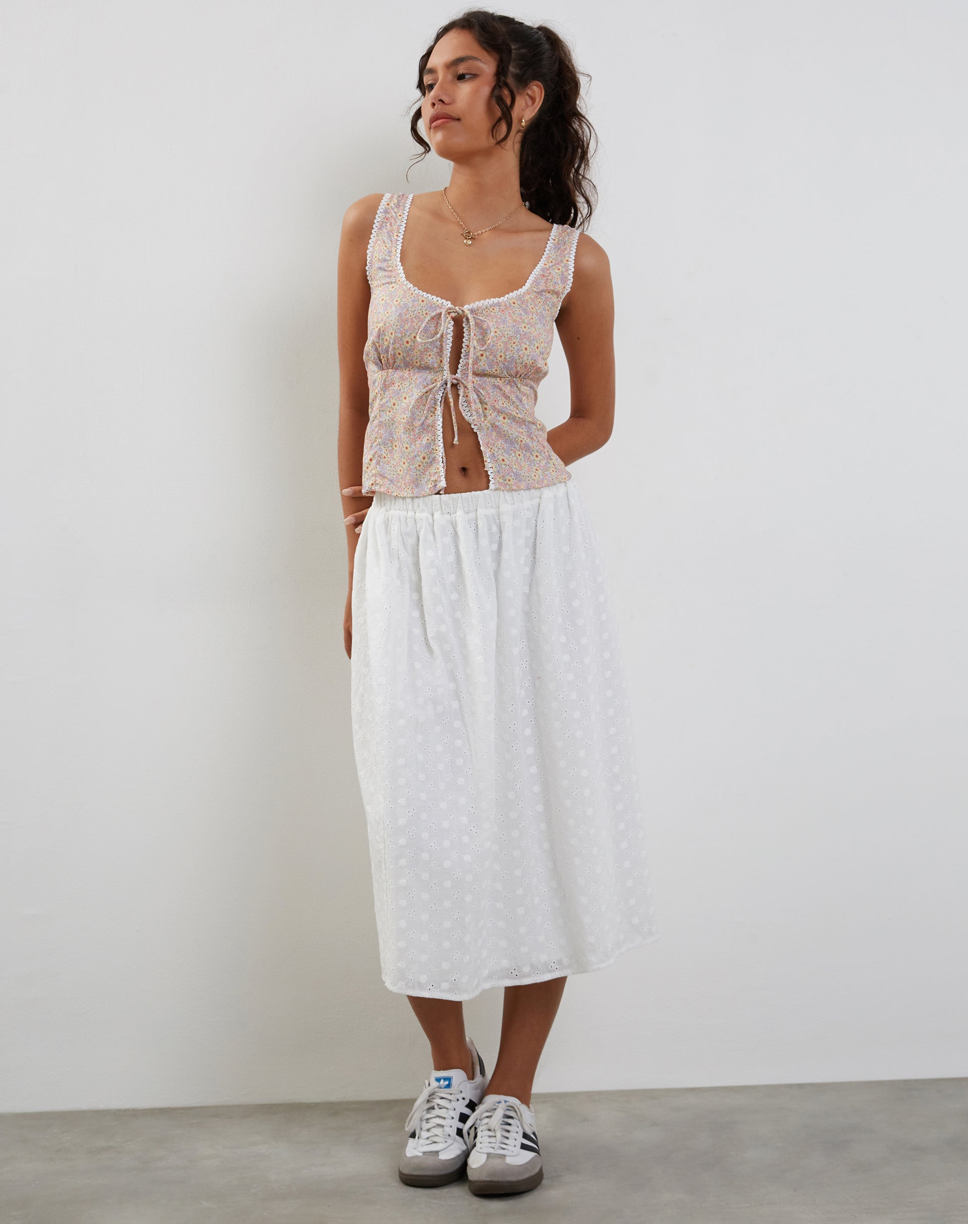 immagine di Esau Tie Front Top in fantasia floreale anni '70 Prairie Girl