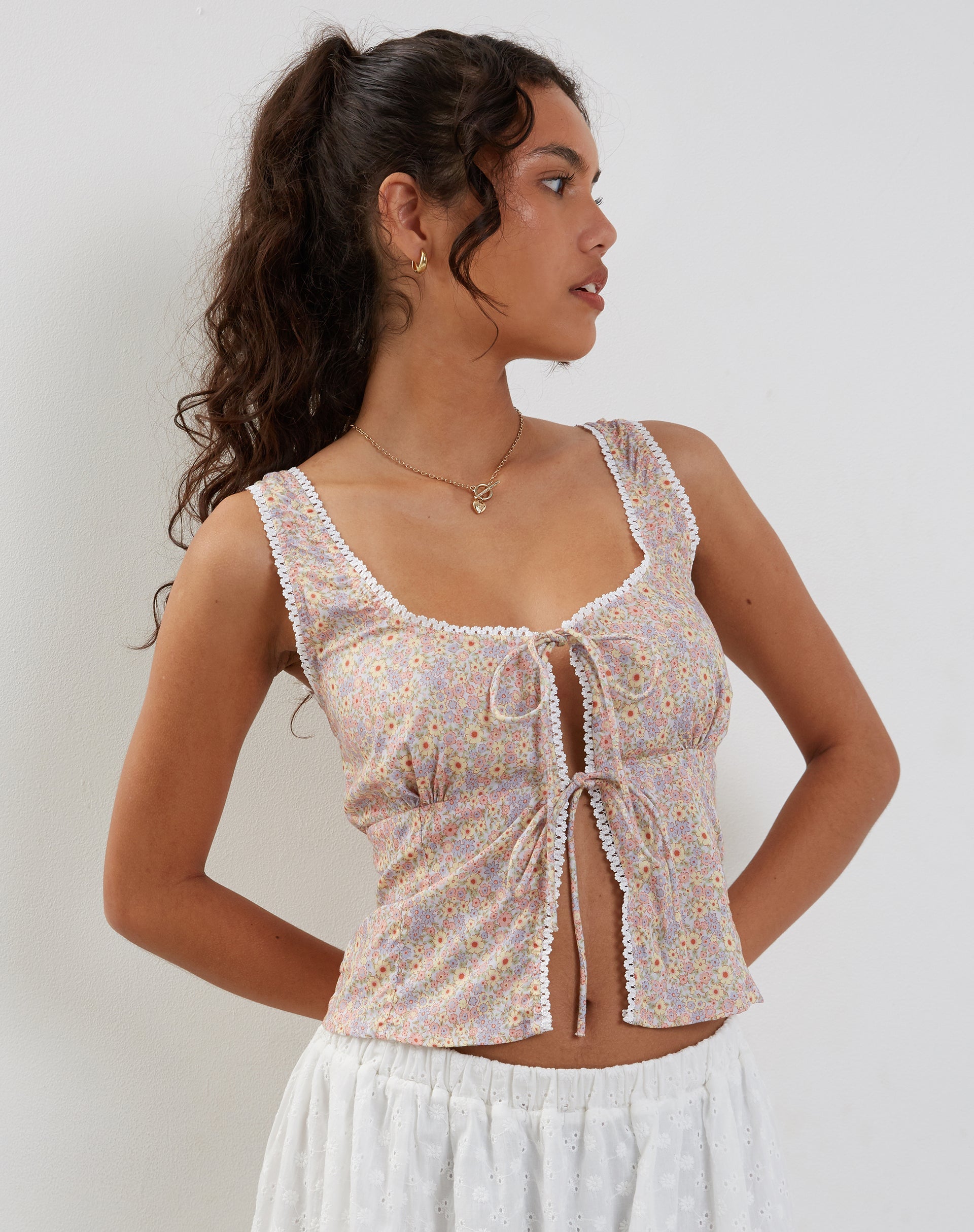 immagine di Esau Tie Front Top in fantasia floreale anni '70 Prairie Girl
