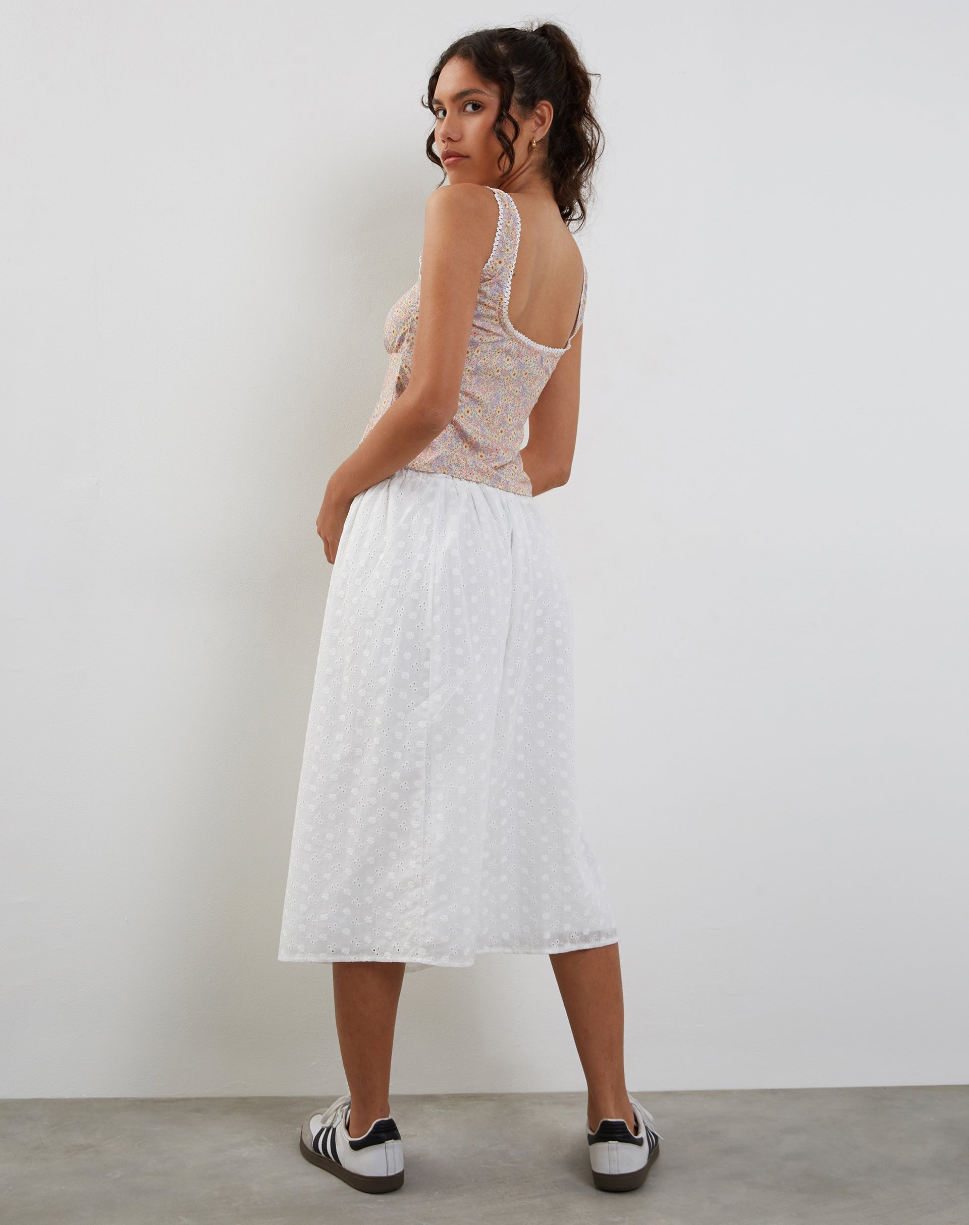 immagine di Esau Tie Front Top in fantasia floreale anni '70 Prairie Girl