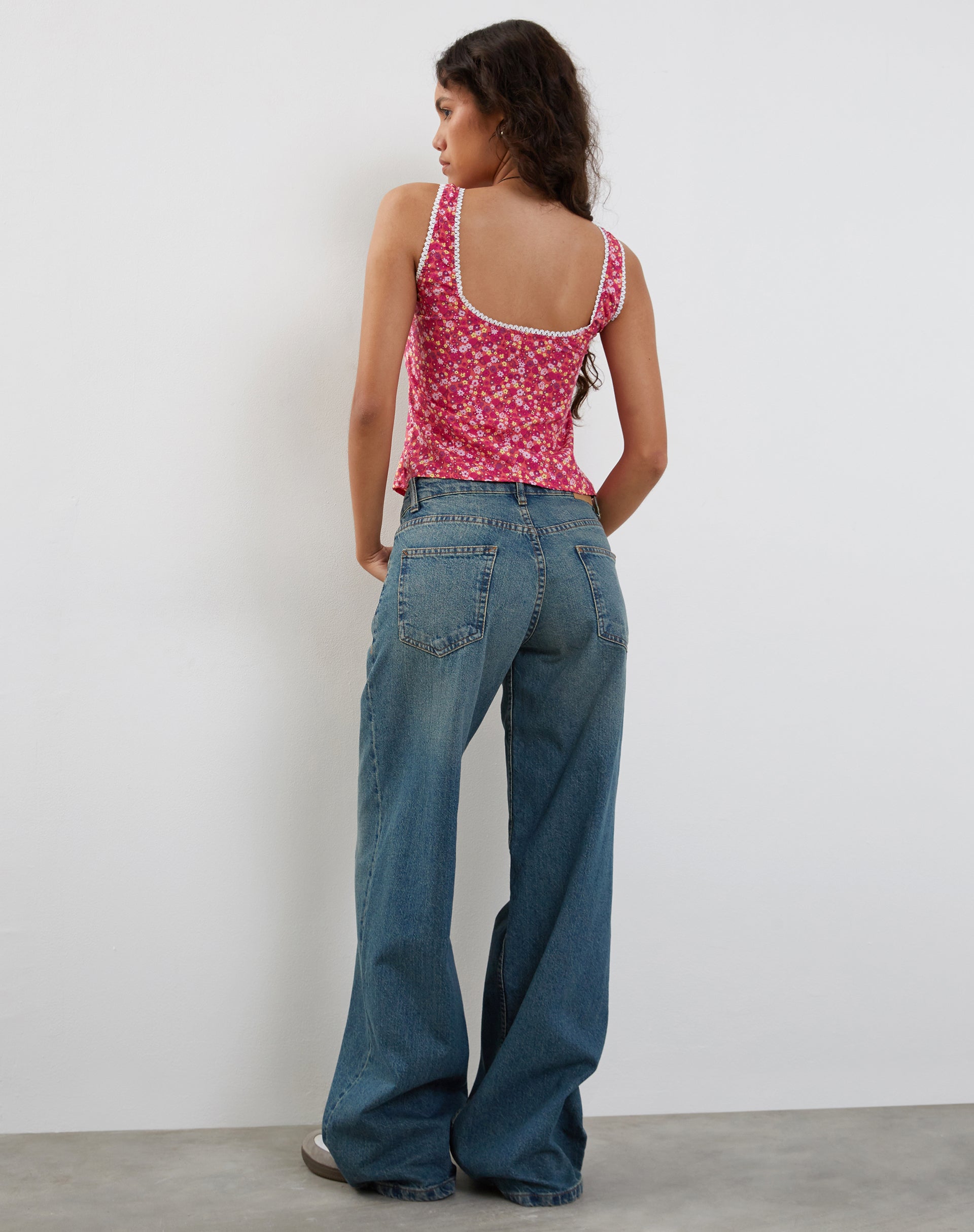 immagine di Esau Tie Front Top in rosa floreale ditsy