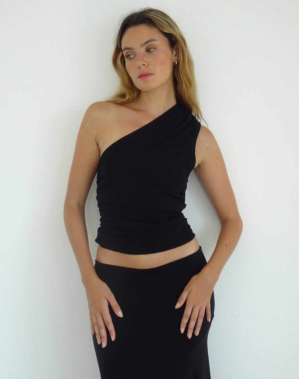 Top monospalla Evelina in maglia nera