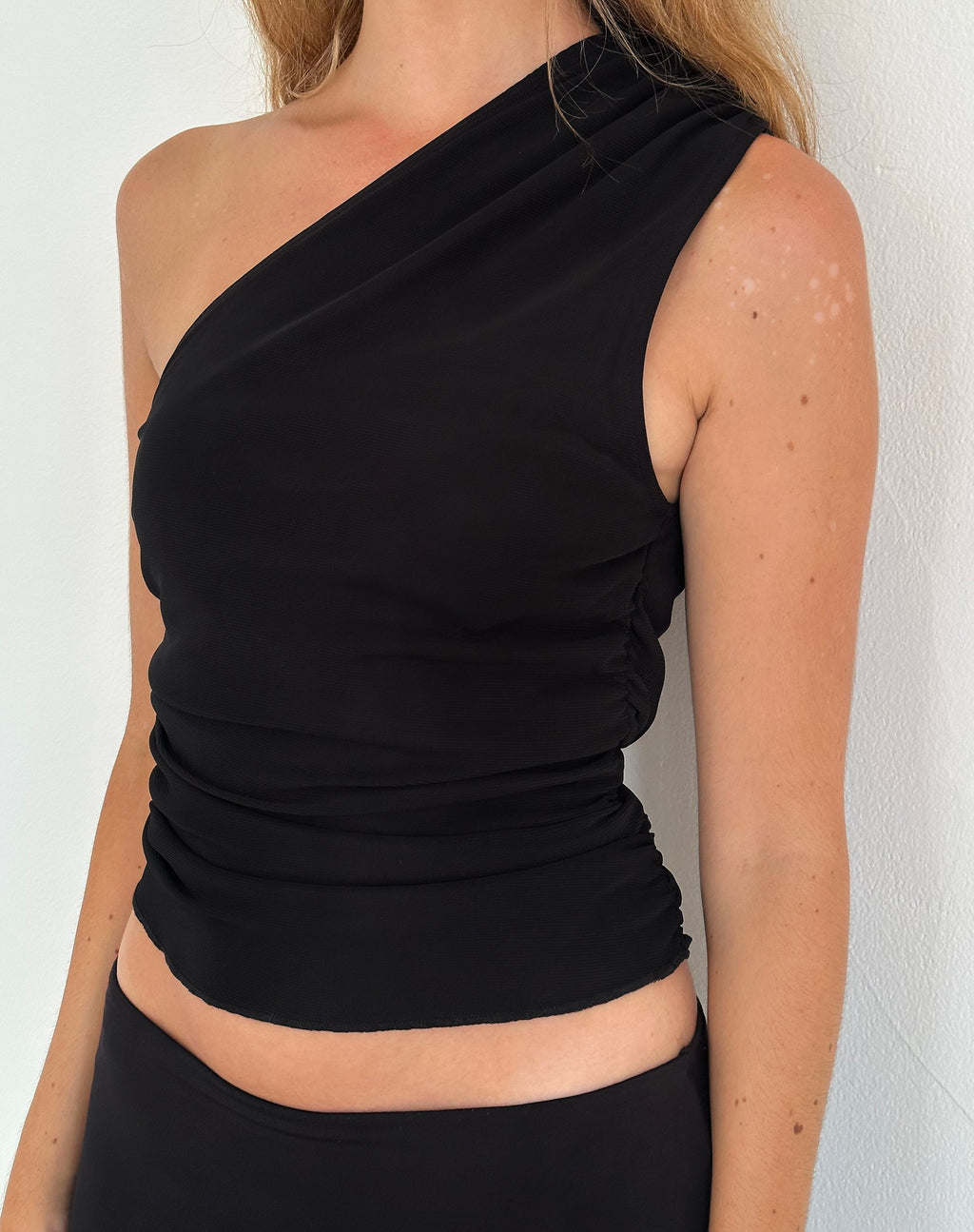 Top monospalla Evelina in maglia nera