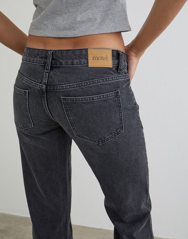 Immagine dei jeans extra low rise flare in nero vintage
