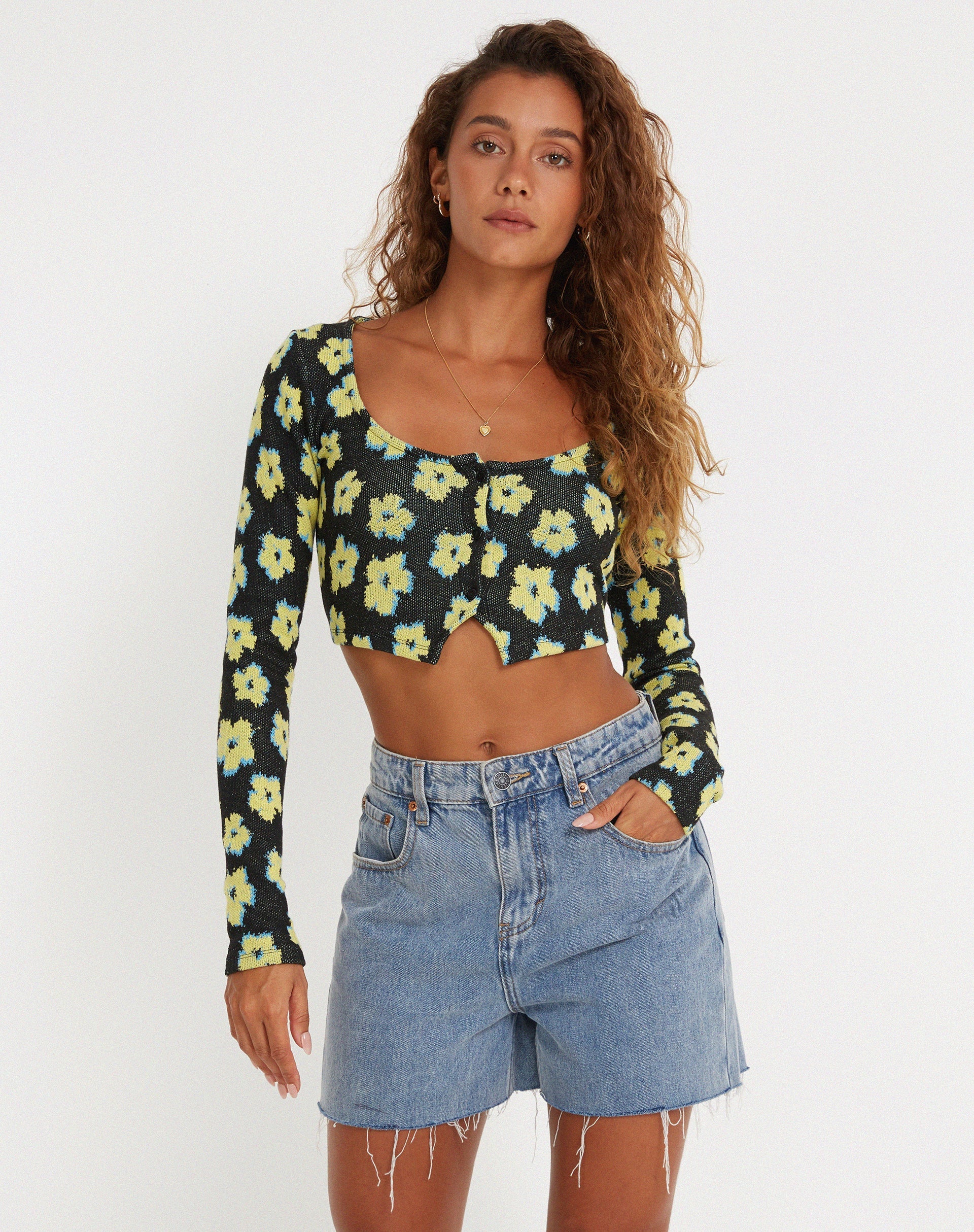 Immagine di Faline Crop Top in giallo e nero con motivo floreale.