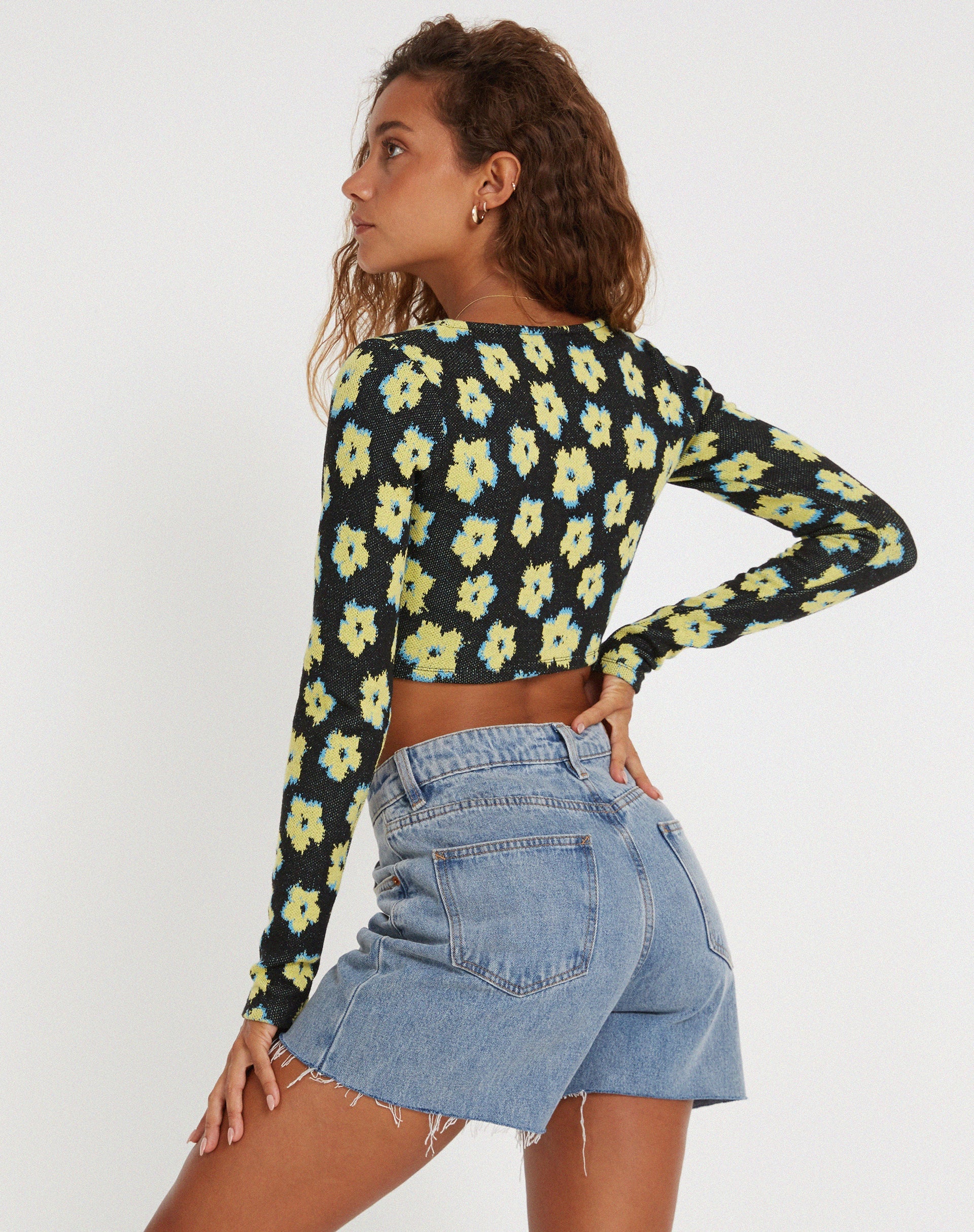 Immagine di Faline Crop Top in giallo e nero con motivo floreale.