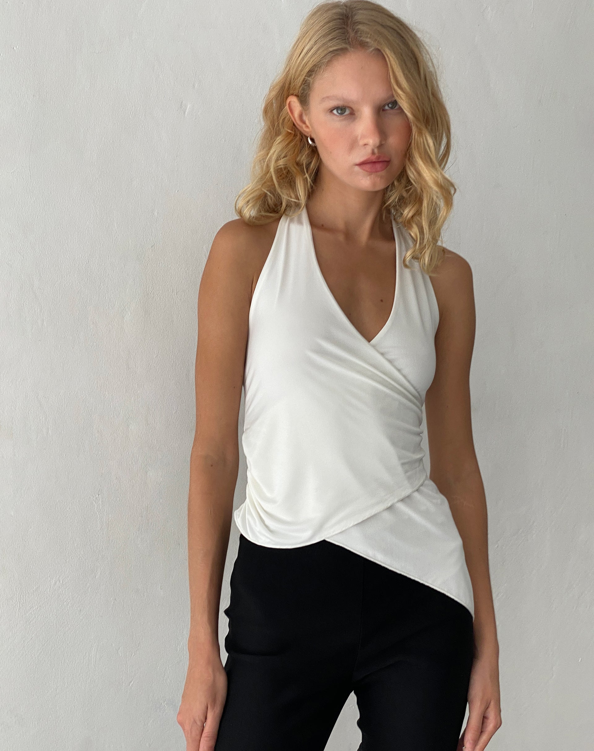 Immagine di Farah Halter Asymmetric Plunge Top in Ivorya