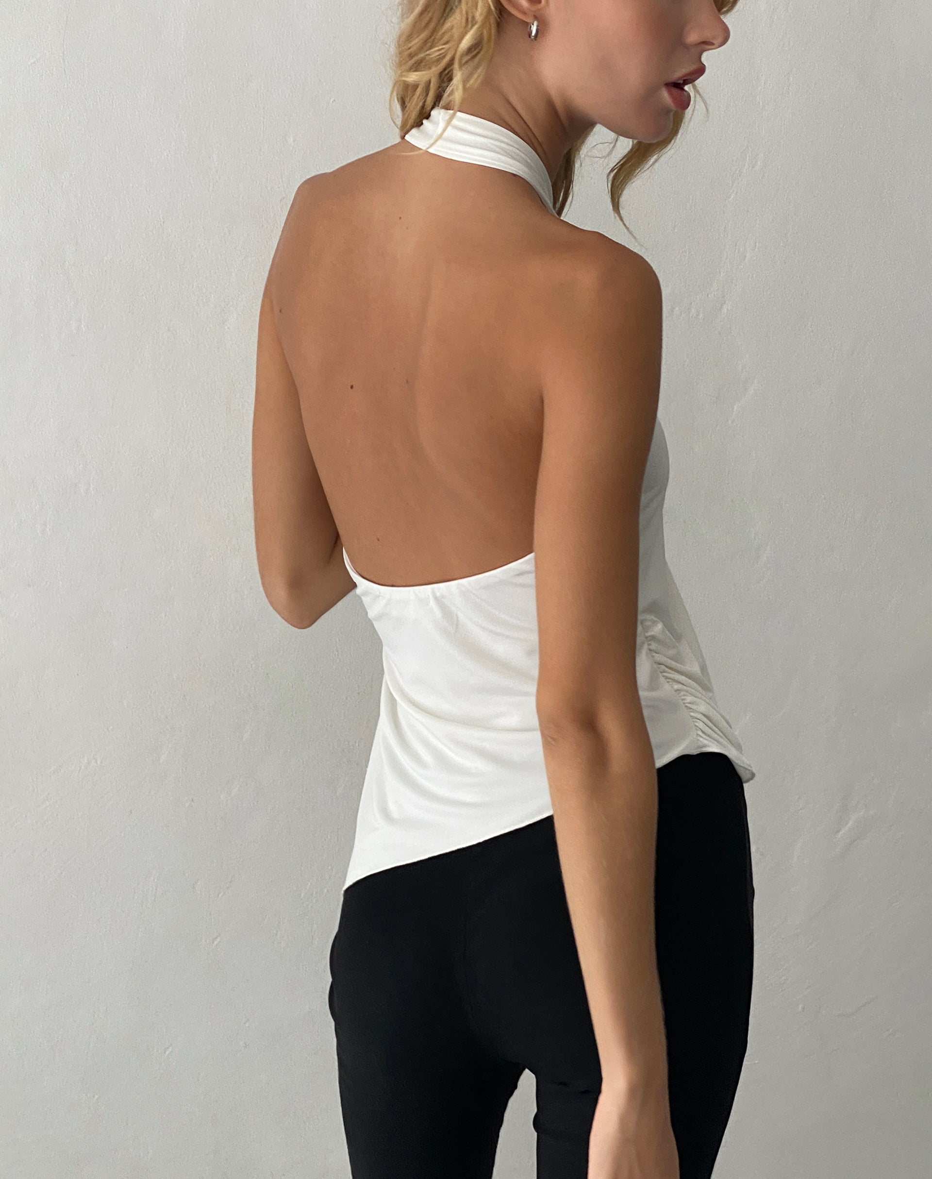 Immagine di Farah Halter Asymmetric Plunge Top in Ivorya