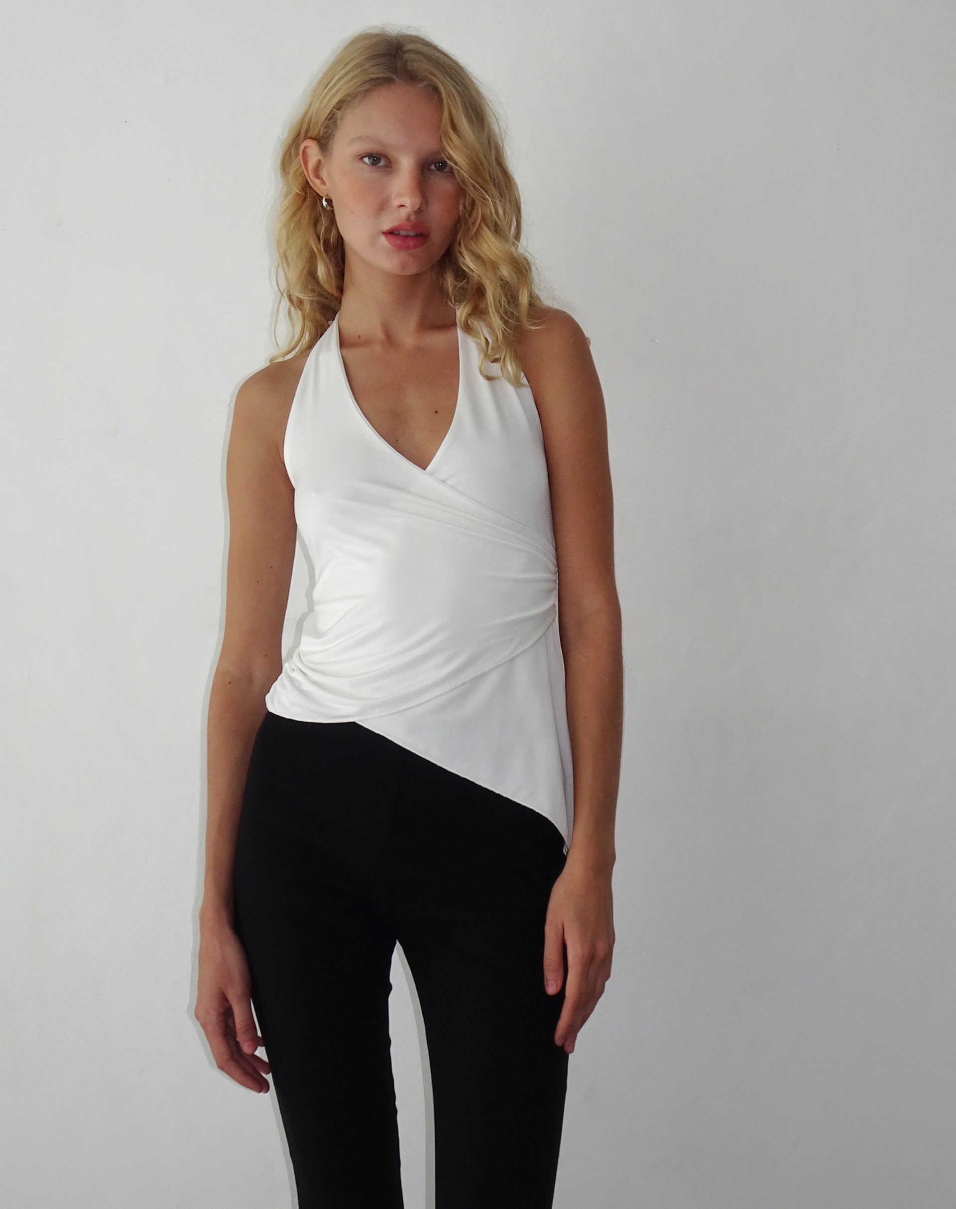 Immagine di Farah Halter Asymmetric Plunge Top in Ivorya