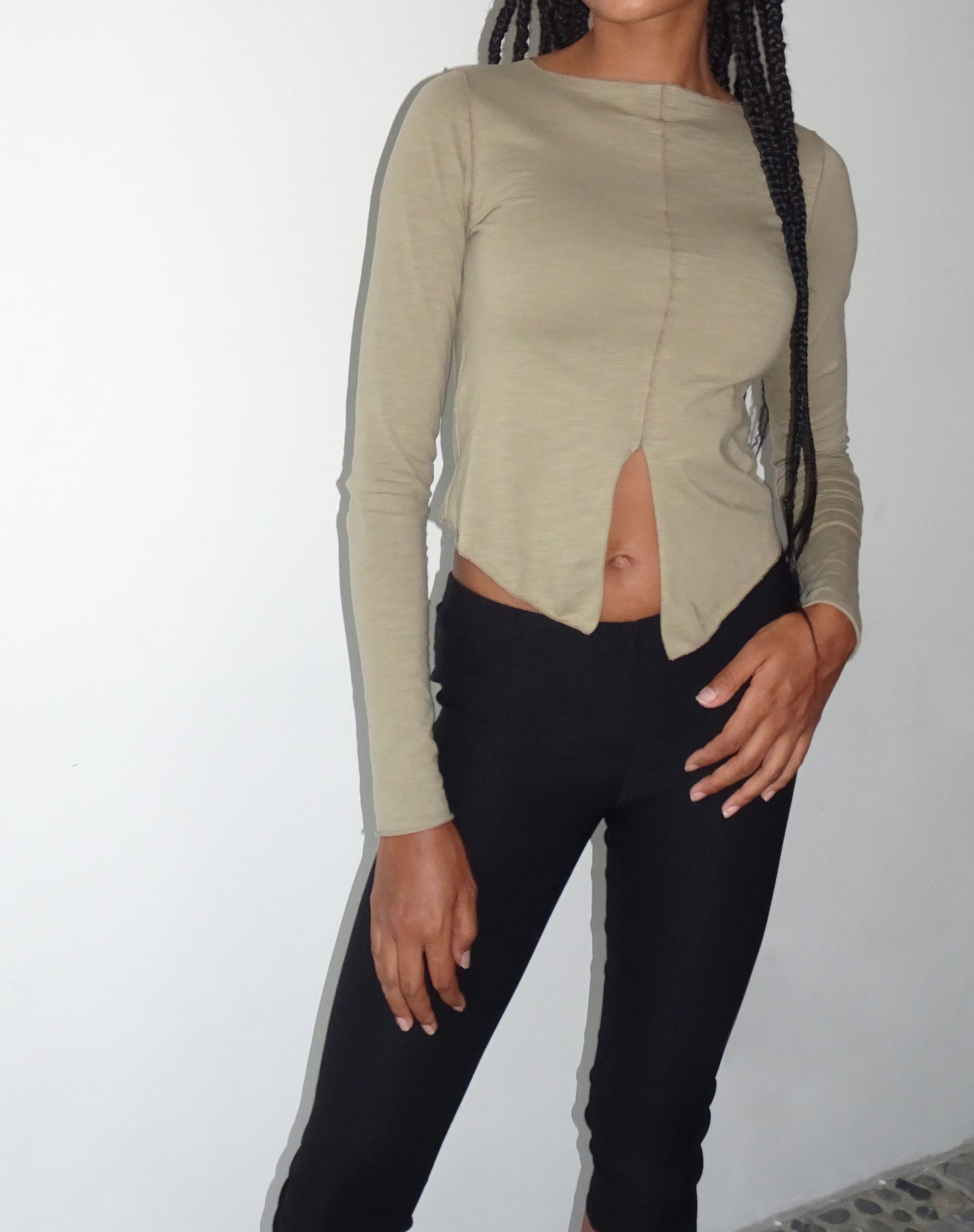 Immagine di MOTEL X JACQUIE Fenrin Top in jersey a maniche lunghe con farfalla in London Fog