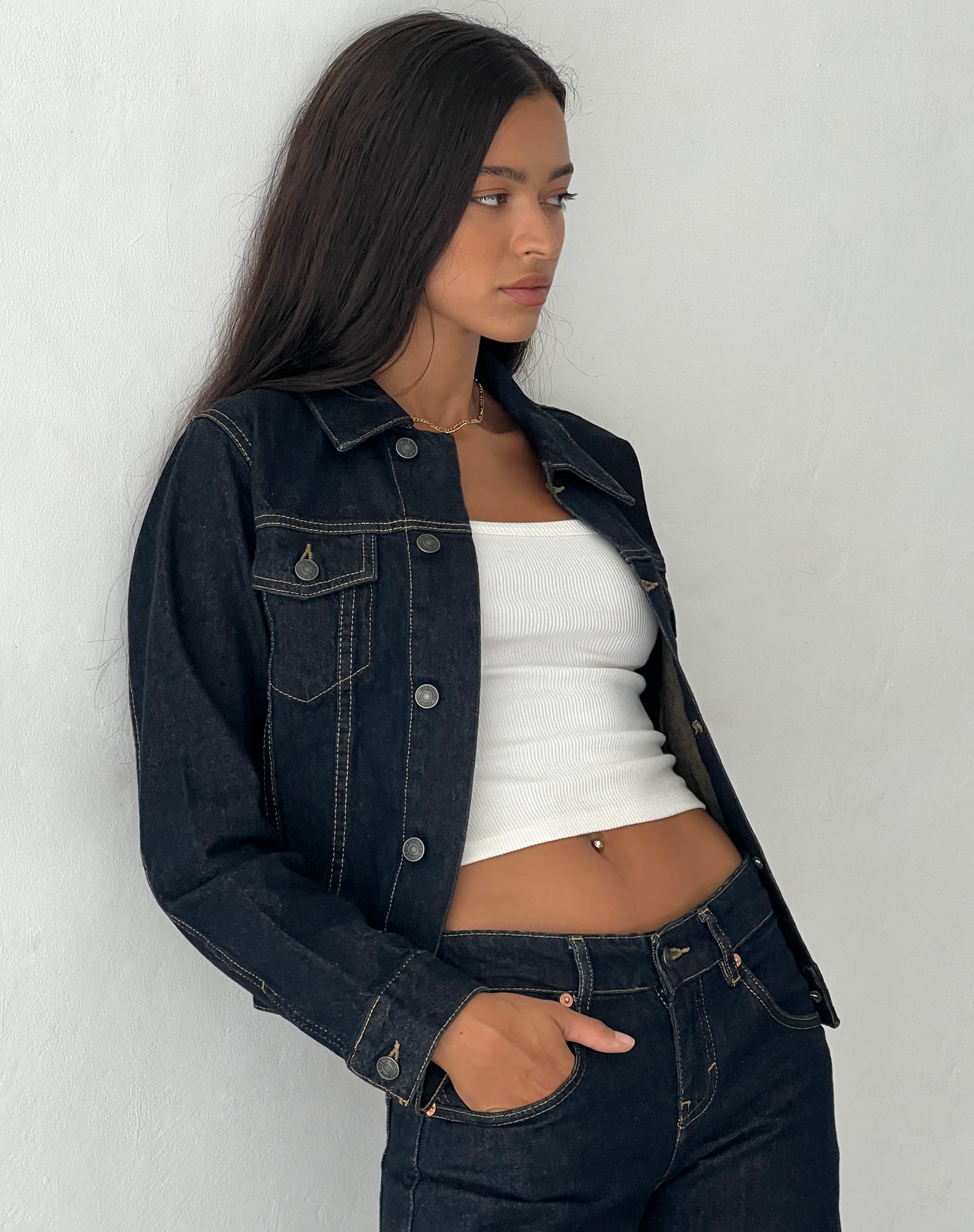 immagine della giacca di jeans aderente color indaco