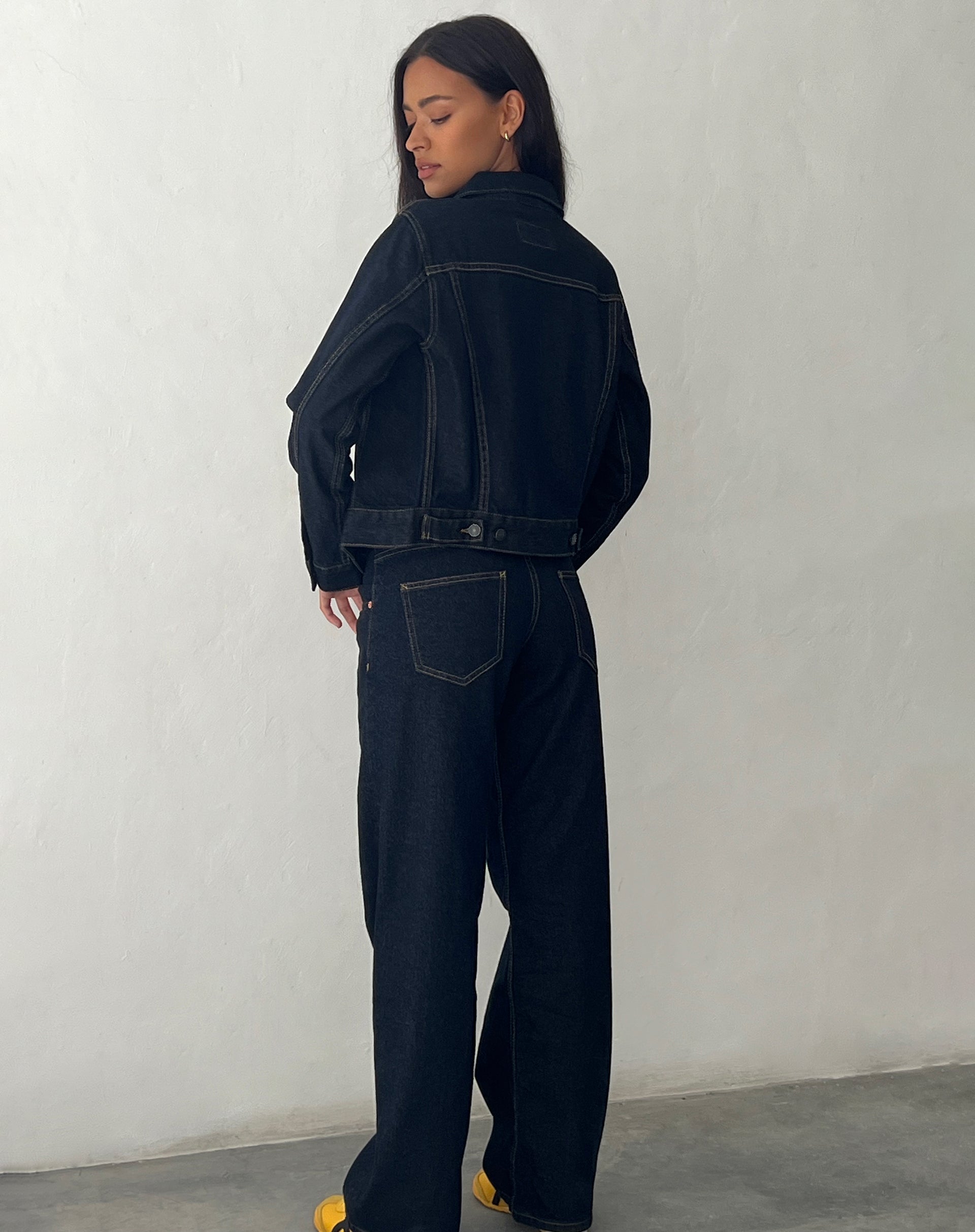 immagine della giacca di jeans aderente color indaco