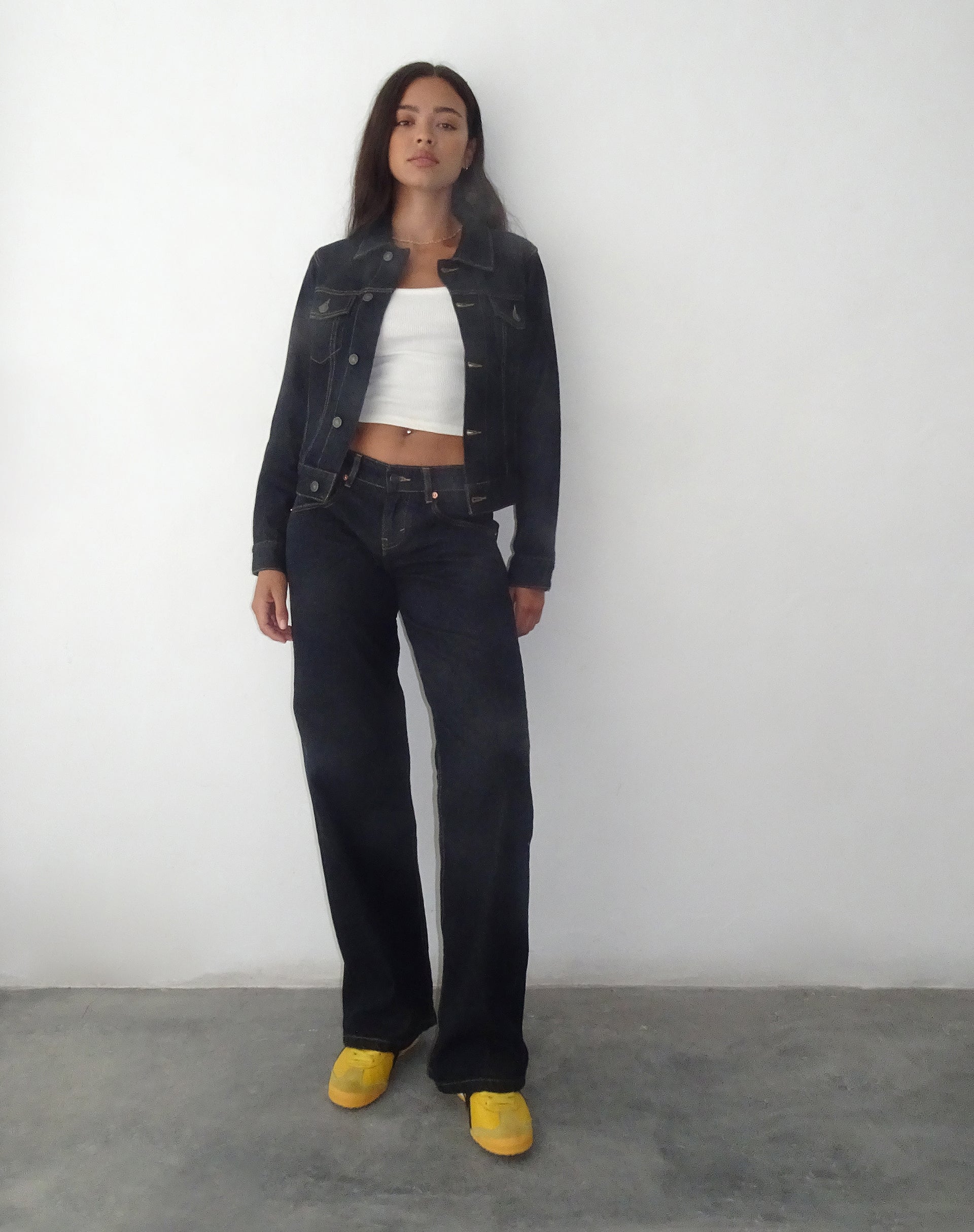 immagine della giacca di jeans aderente color indaco