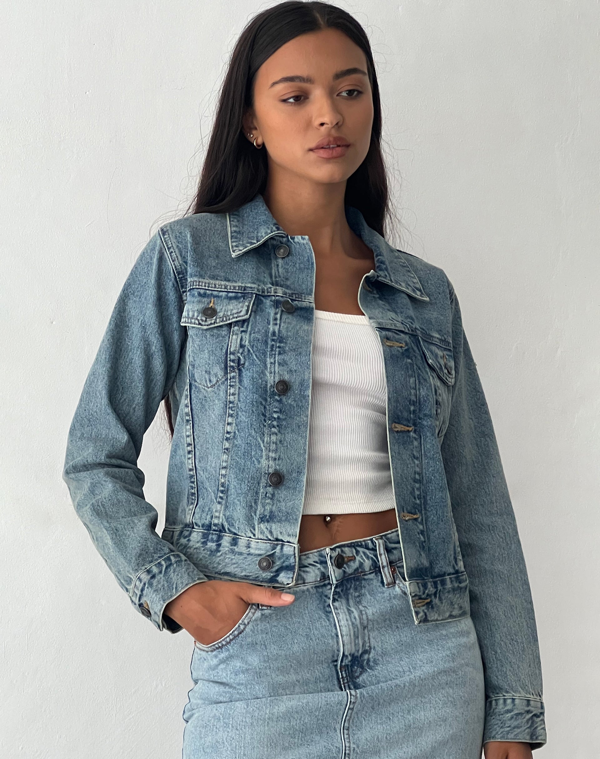 immagine della giacca di jeans aderente con lavaggio blu