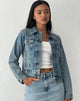 immagine della giacca di jeans aderente con lavaggio blu