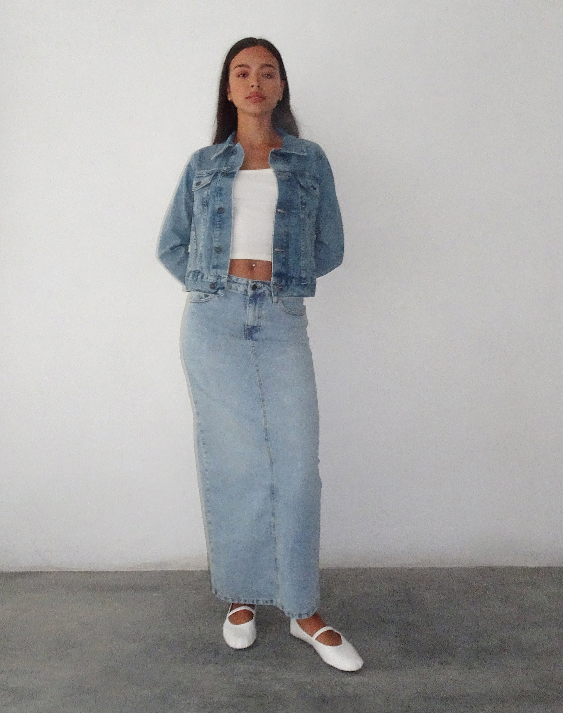 immagine della giacca di jeans aderente con lavaggio blu