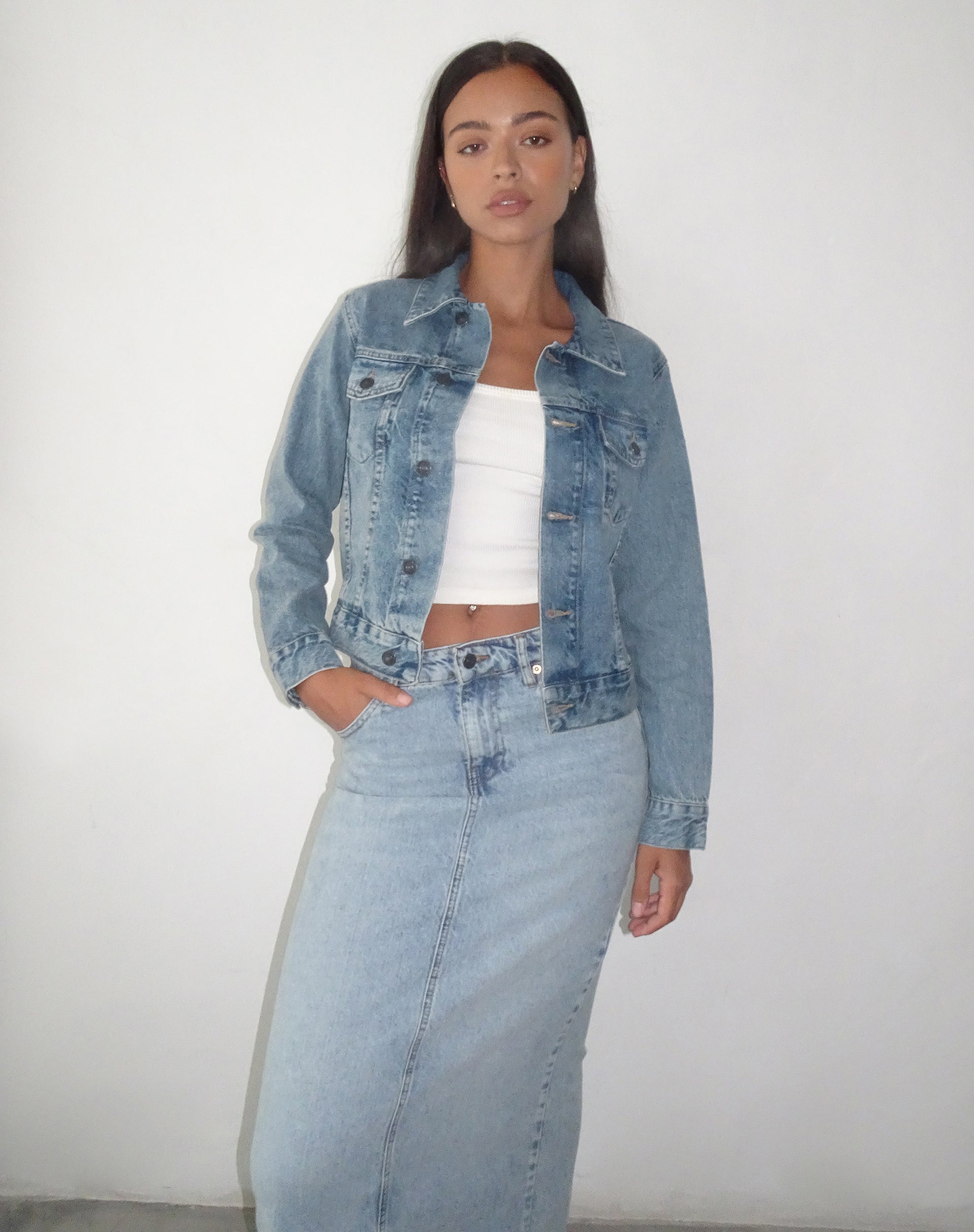 immagine della giacca di jeans aderente con lavaggio blu