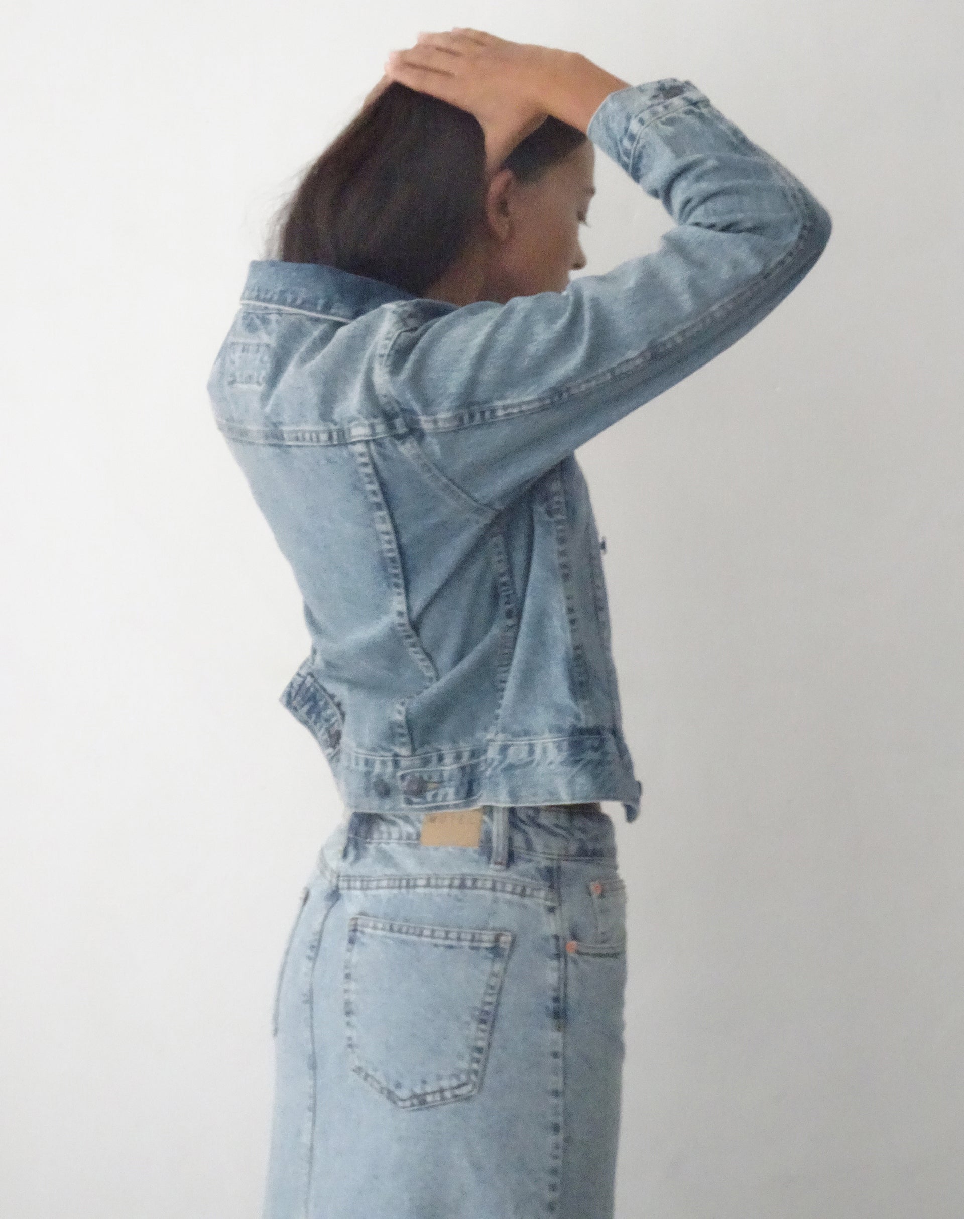 immagine della giacca di jeans aderente con lavaggio blu
