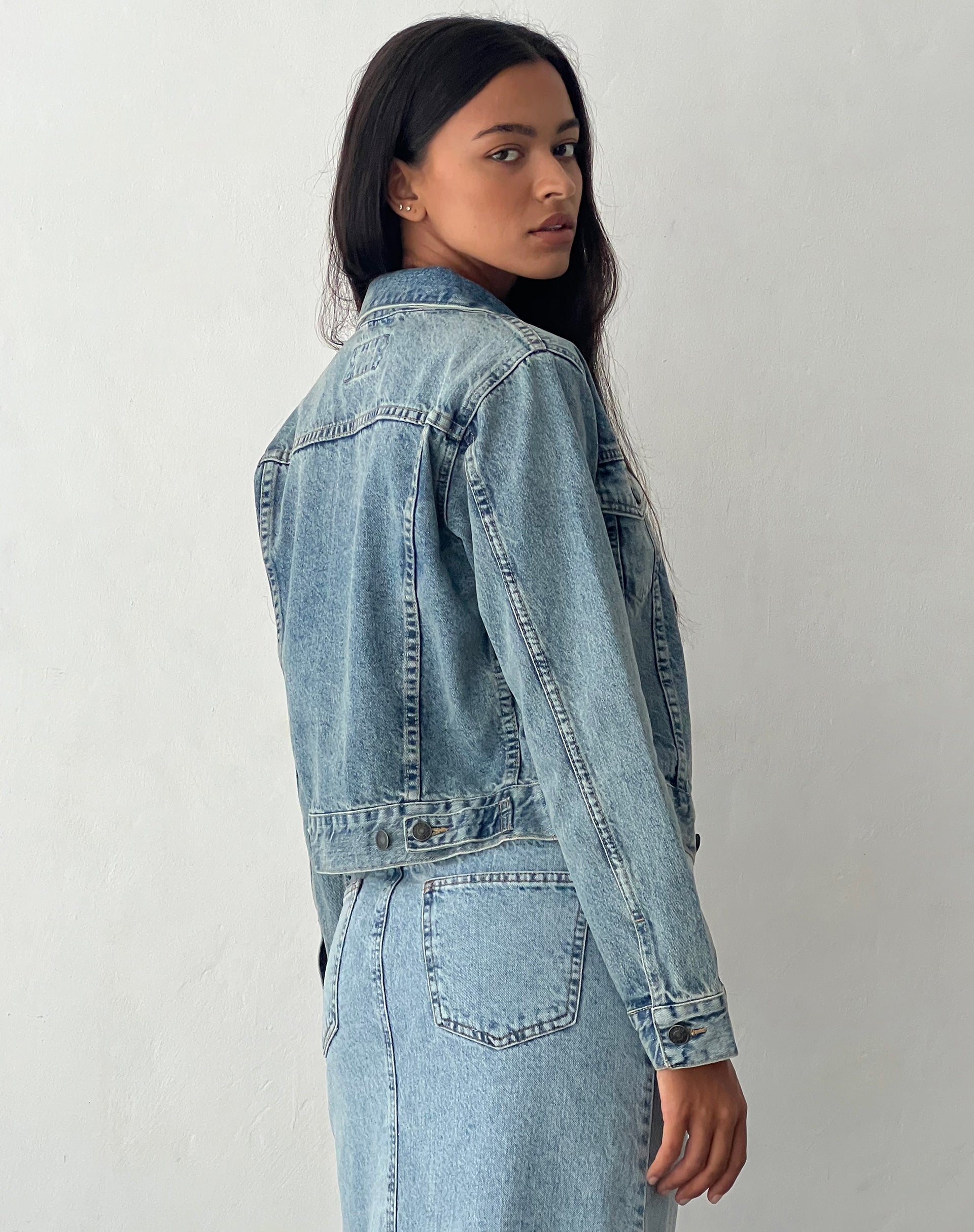 immagine della giacca di jeans aderente con lavaggio blu