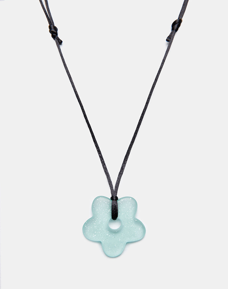 Immagine della collana di fiori in resina blu
