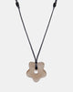 Immagine della collana di fiori in resina marrone