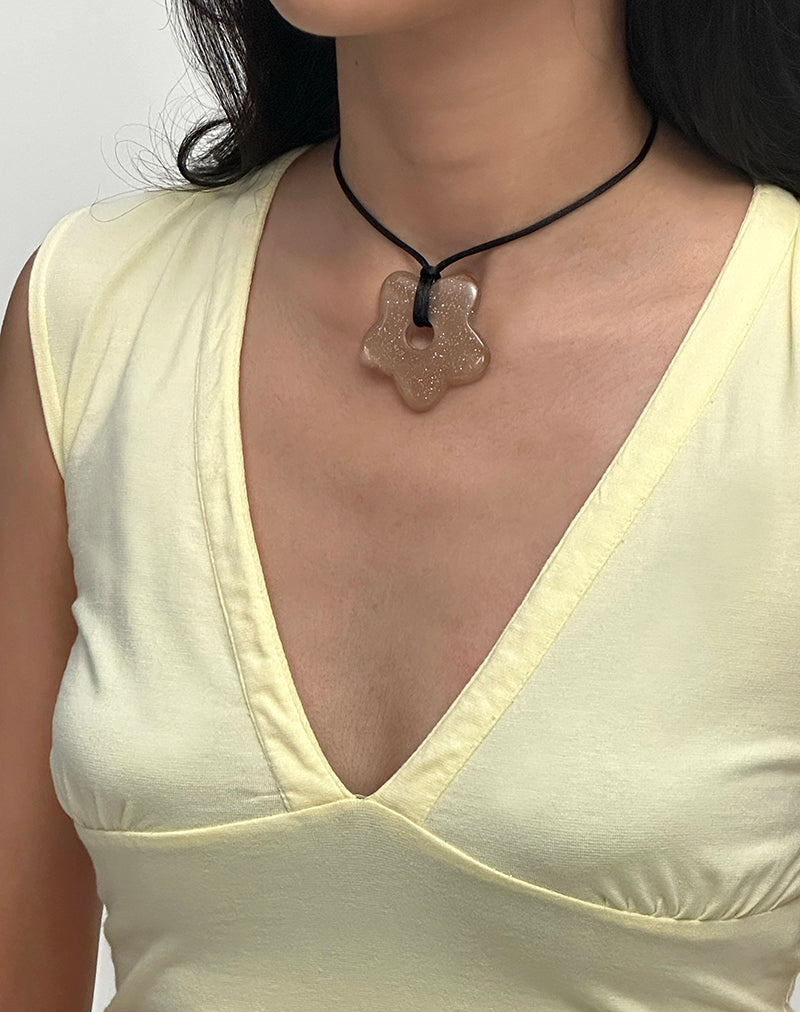 Immagine della collana di fiori in resina marrone
