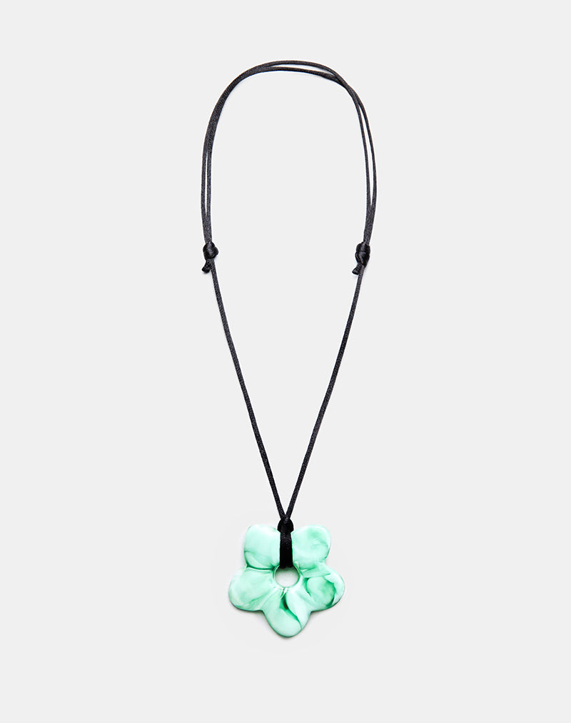 Immagine della collana di fiori in resina verde