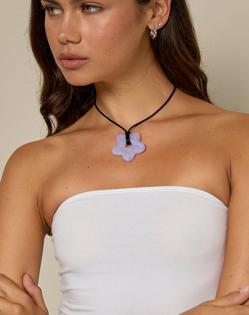 Immagine della collana di fiori in resina Lilla
