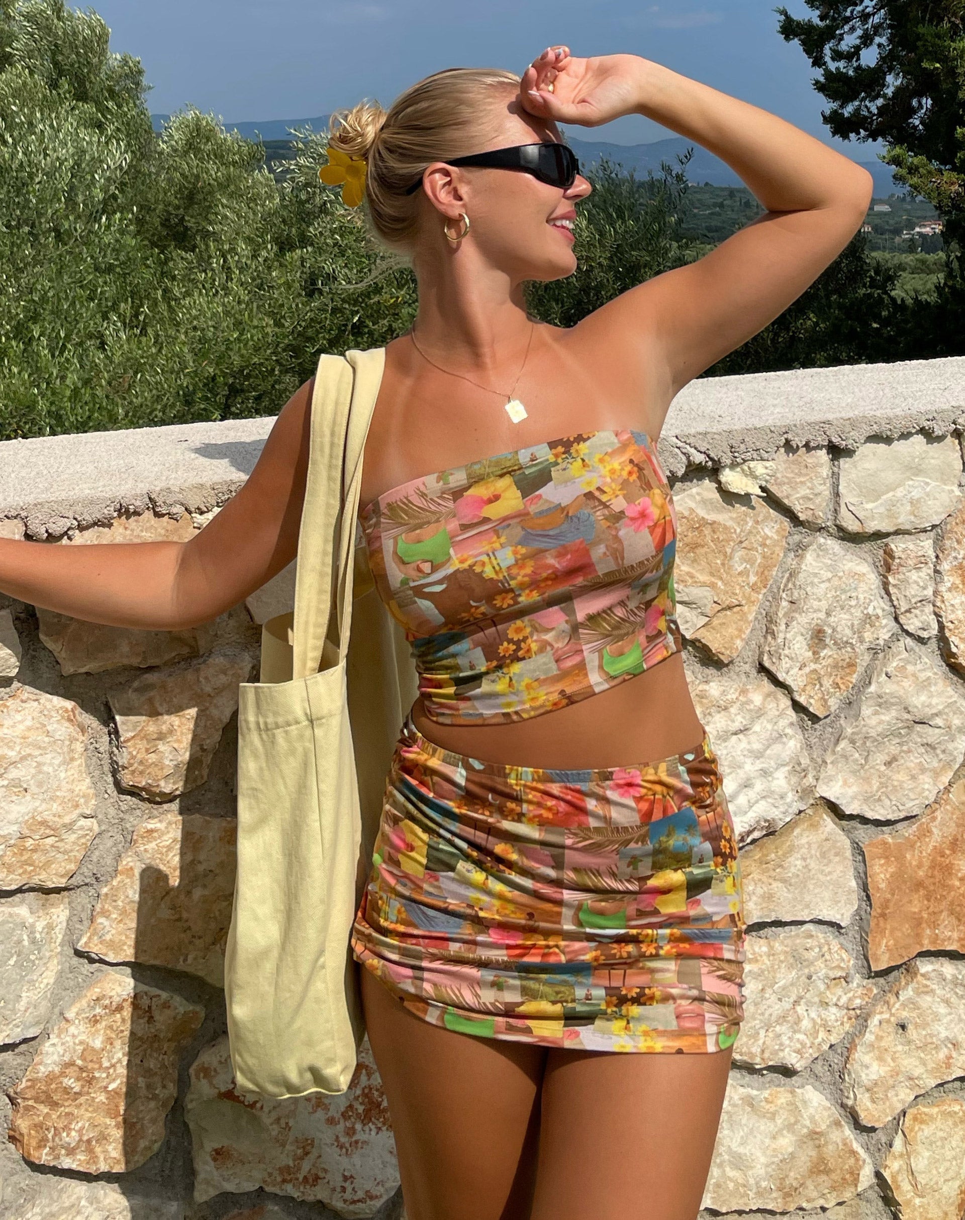 immagine di MOTEL X BARBARA Guida Mini Skirt in 90s Tropical Collage