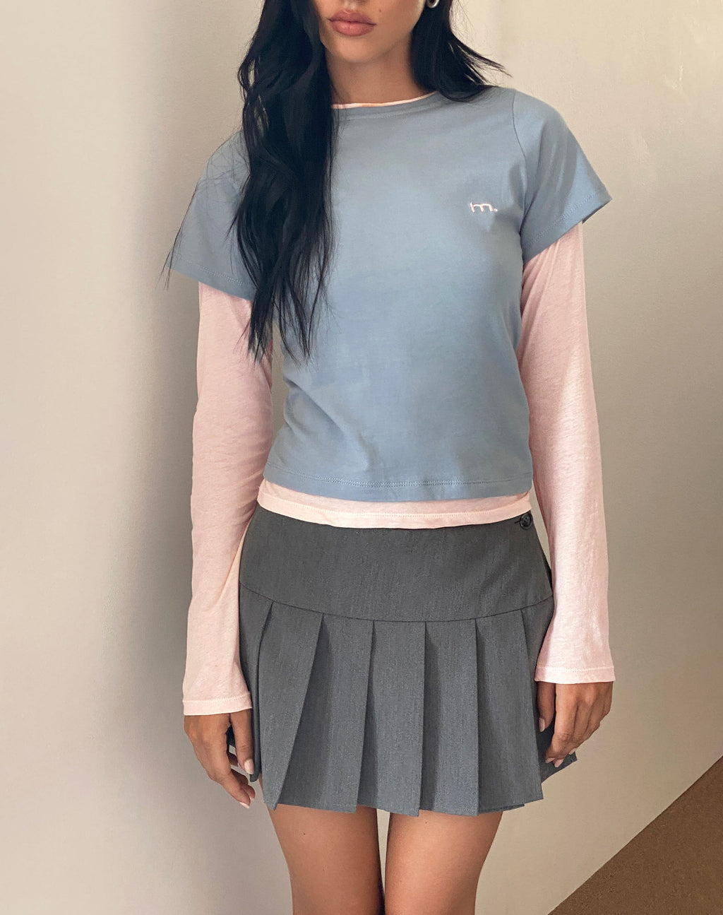 Top Galen a maniche lunghe bicolore in grigio chiaro con ricamo "M