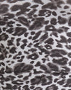 Maglia grigio leopardo sfocato