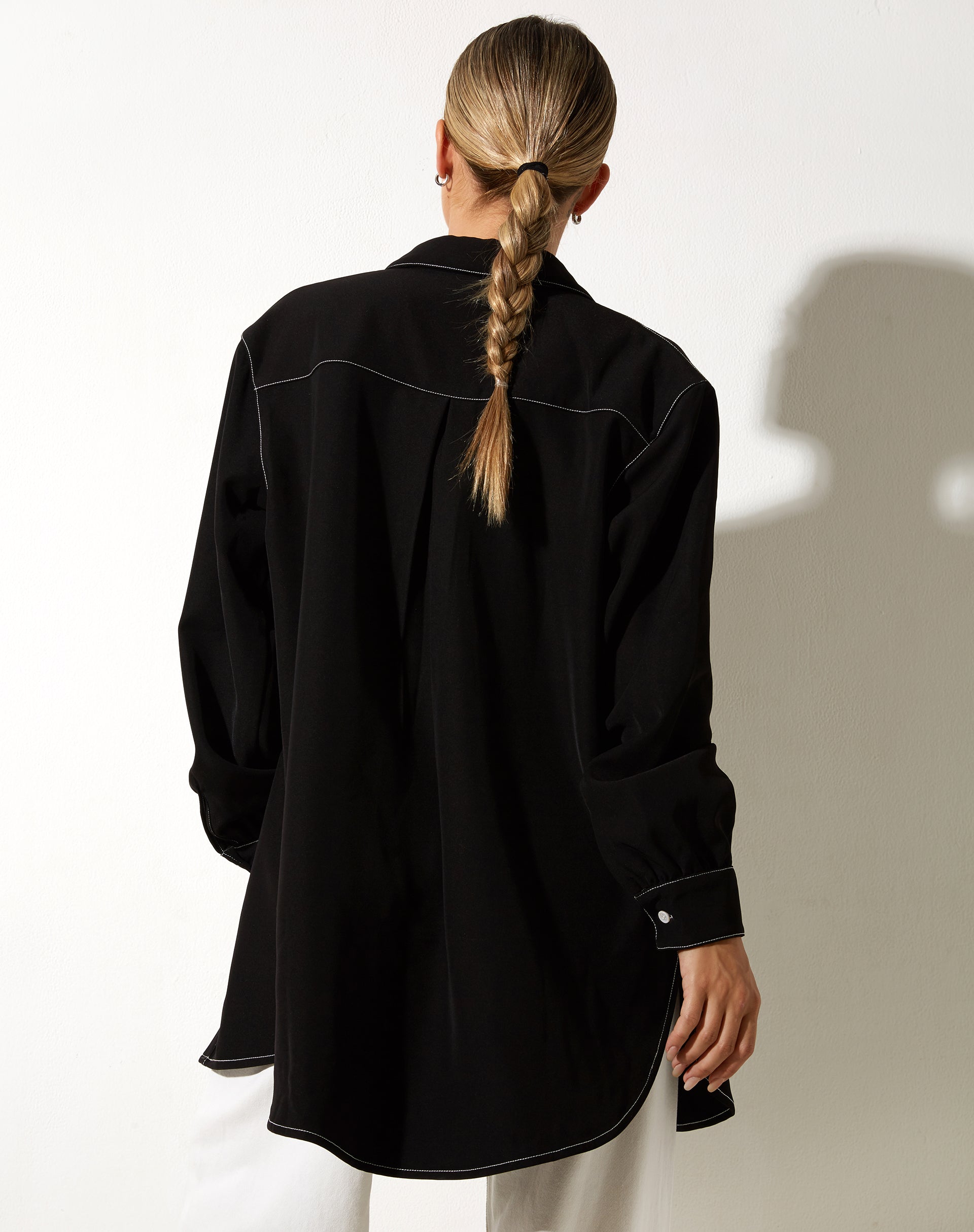 immagine della camicia Gane in nero con cuciture bianche