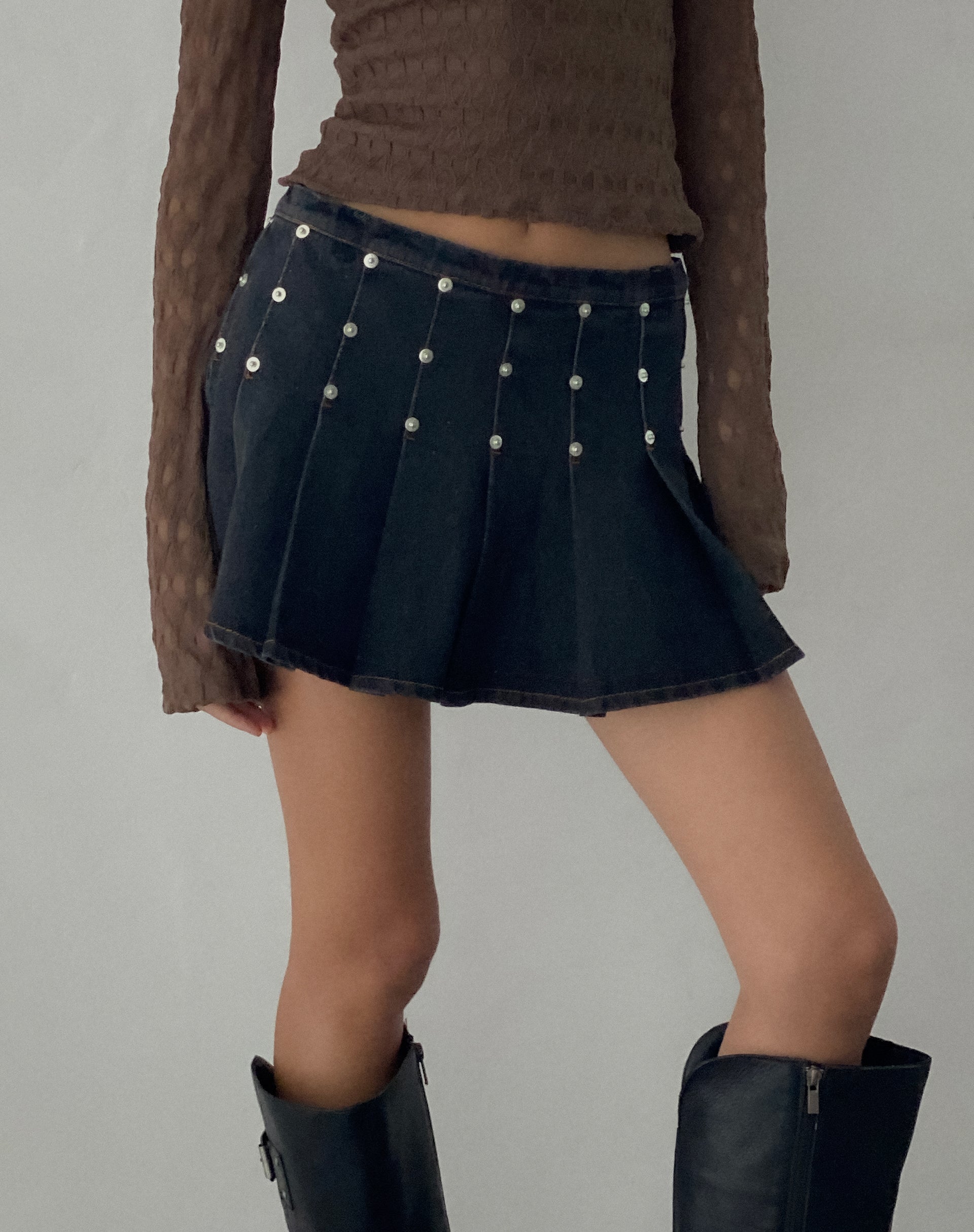 Immagine di Gatlin Minigonna in denim plissettata in lavaggio nero con borchie