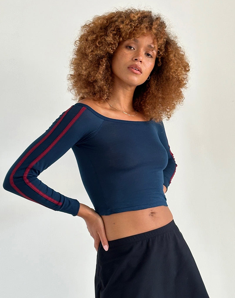 Top Gavya Bardot a manica lunga in blu con riga rossa Adrenalina
