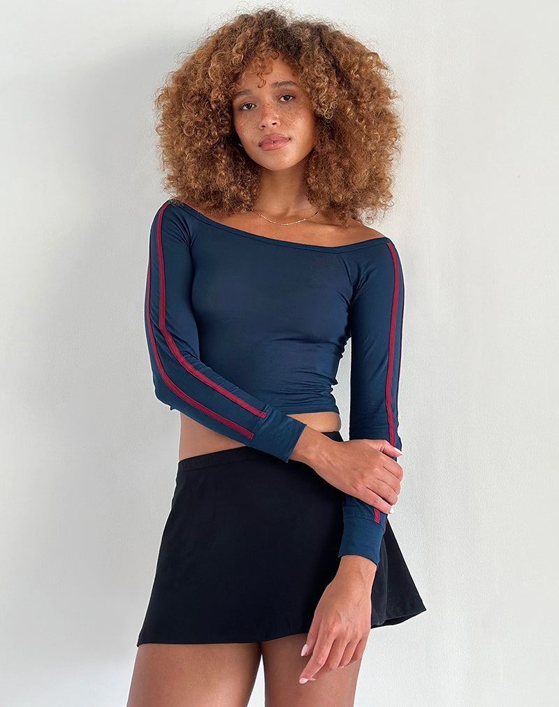 Top Gavya Bardot a manica lunga in blu con riga rossa Adrenalina