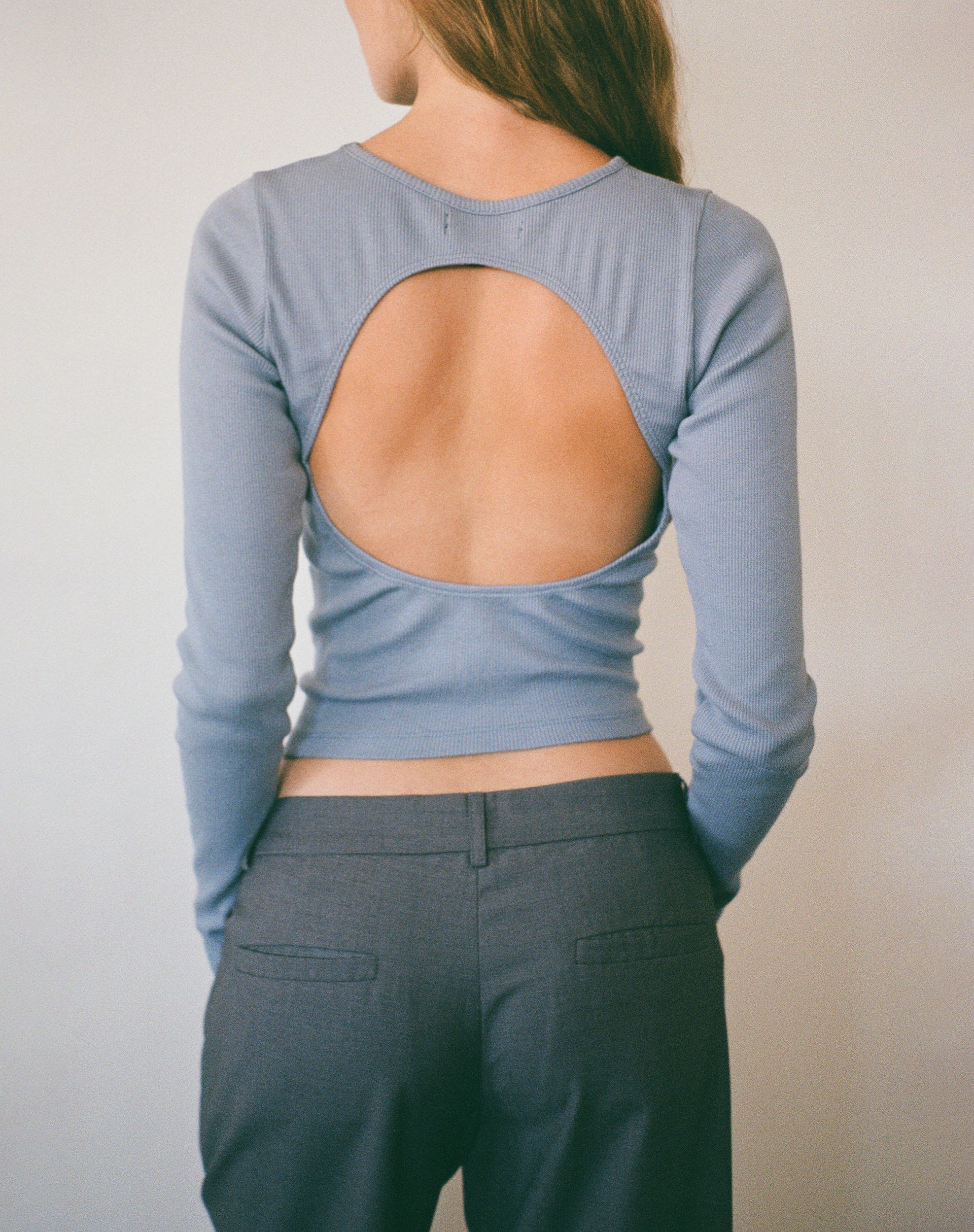 Immagine di Gelbon Open Back Long Sleeve Top in Rib Powder Blue