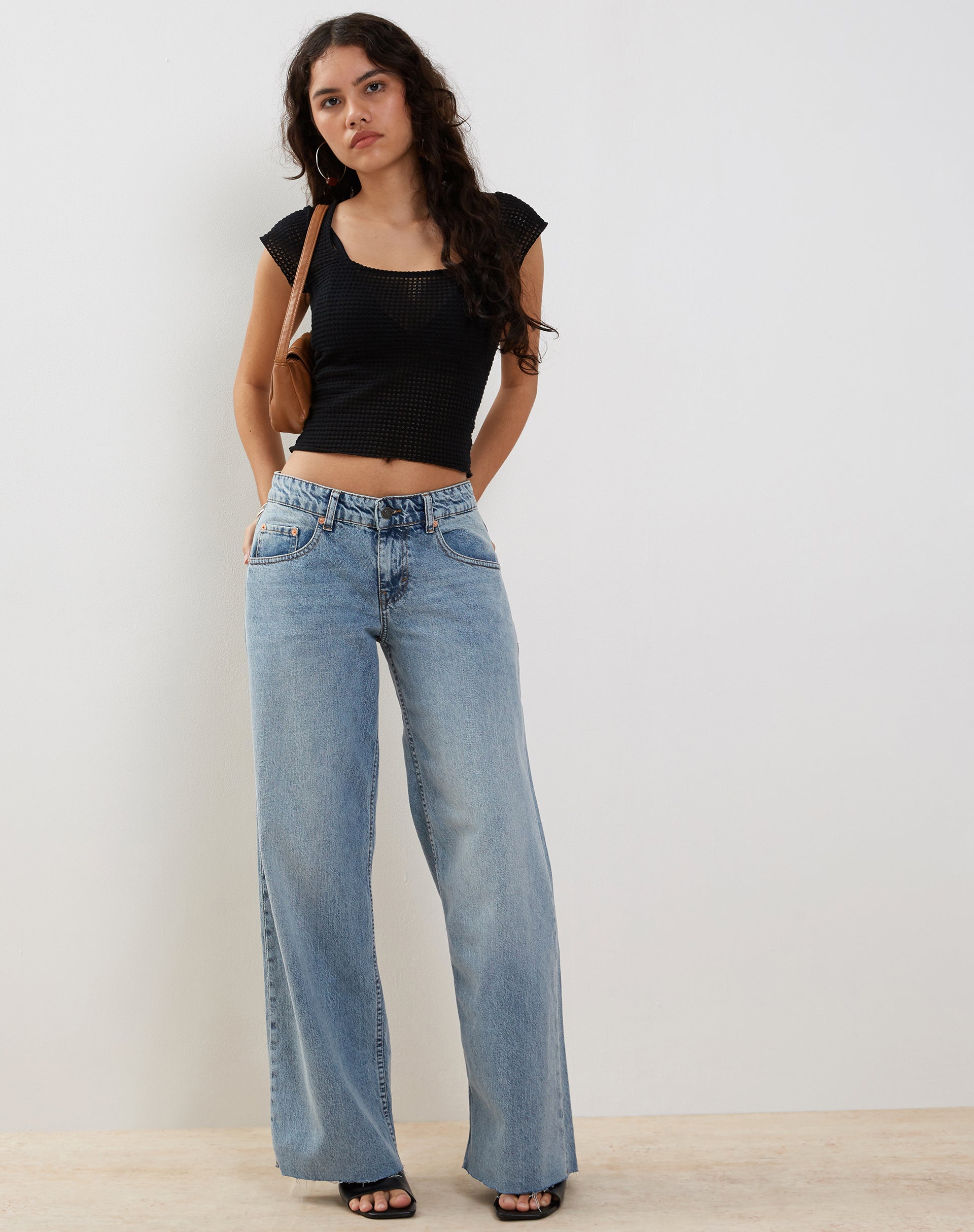 Immagine di Gianina Crop Top in nero all'uncinetto strutturato