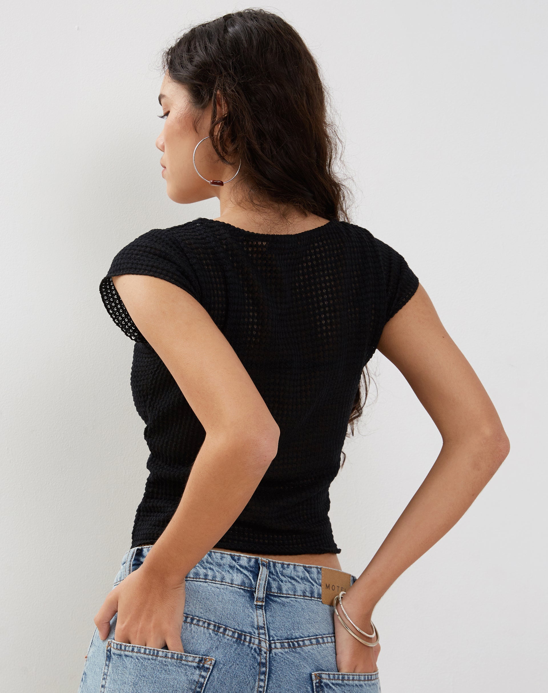 Immagine di Gianina Crop Top in nero all'uncinetto strutturato