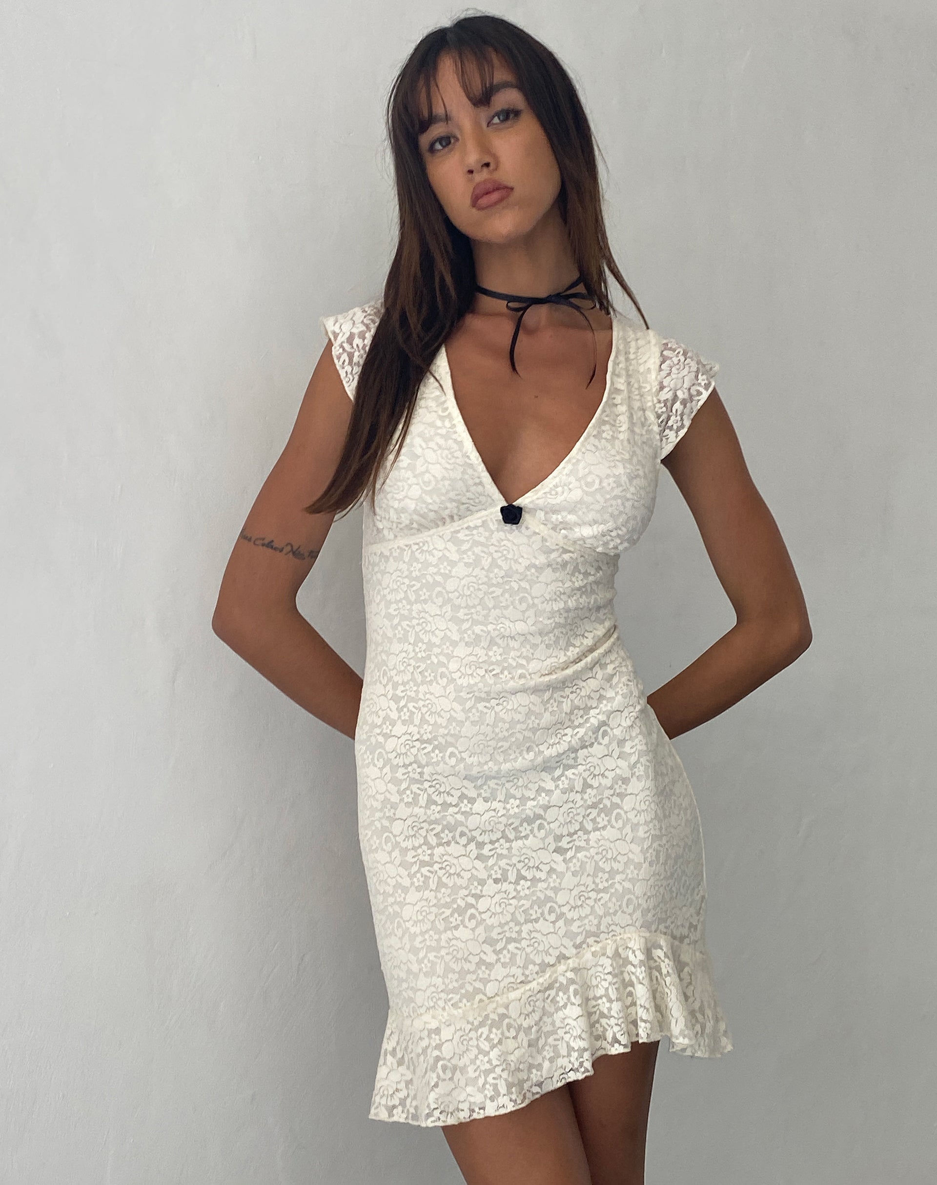 Immagine di Ginevra Frill Hem Mini Dress in Rose Lace Ivory