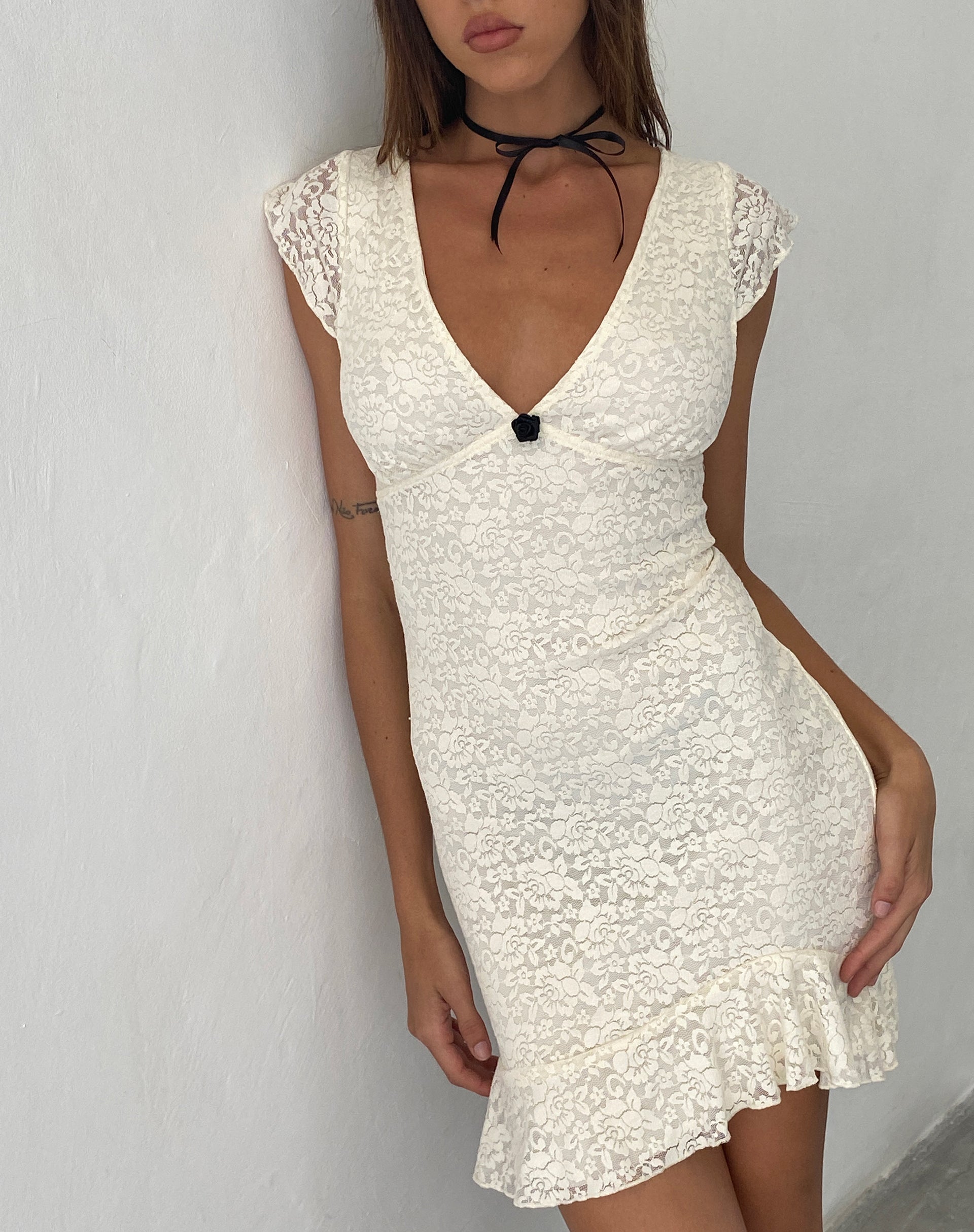Immagine di Ginevra Frill Hem Mini Dress in Rose Lace Ivory