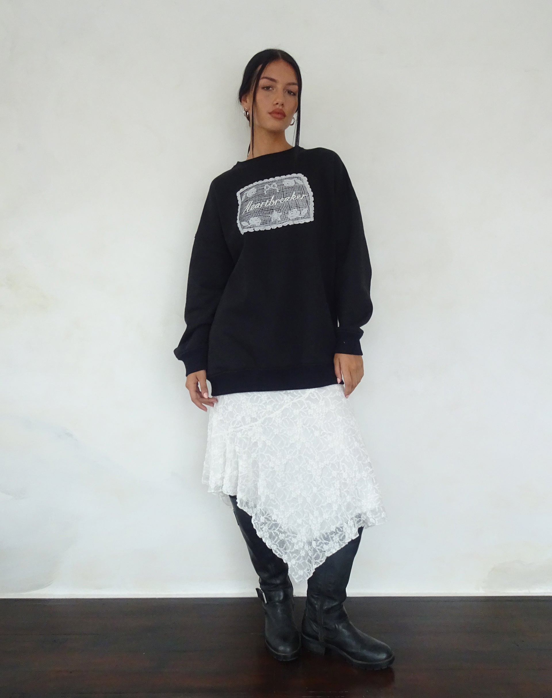 Immagine di Glo Felpa oversize in nero con grafica Heartbreaker