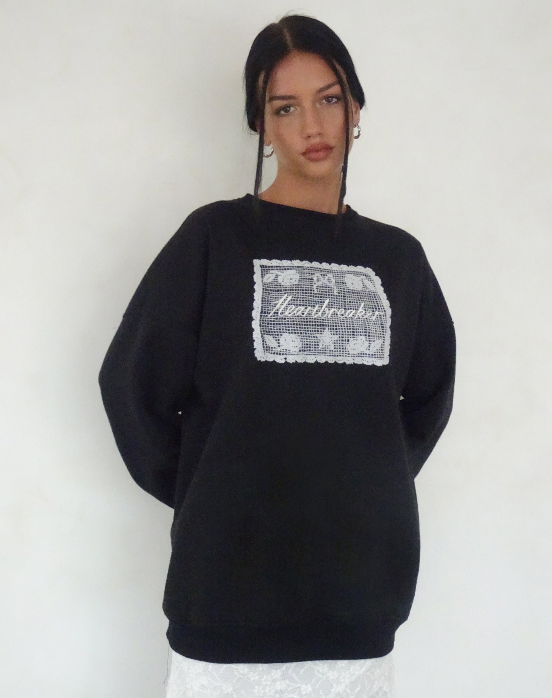 Immagine di Glo Felpa oversize in nero con grafica Heartbreaker