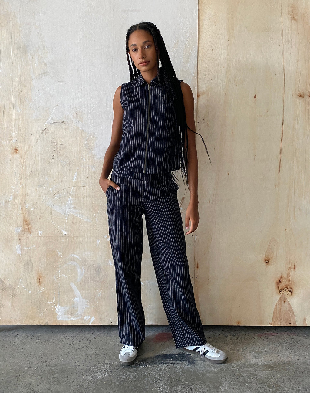 MOTEL X JACQUIE Graba - Pantalone a gamba tesa a righe schizzate nero