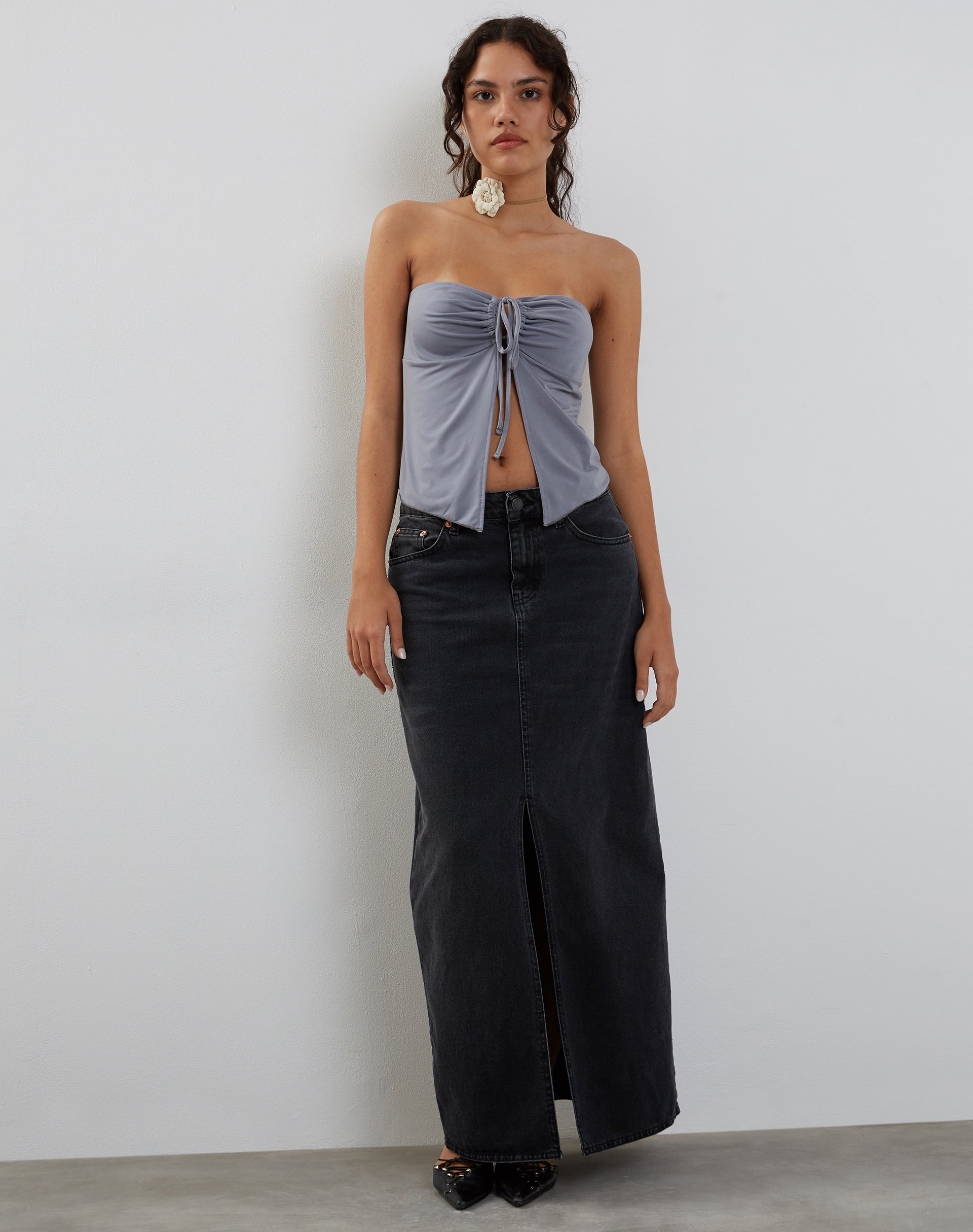 Immagine di Greta Tie Front Bandeau Top in grigio