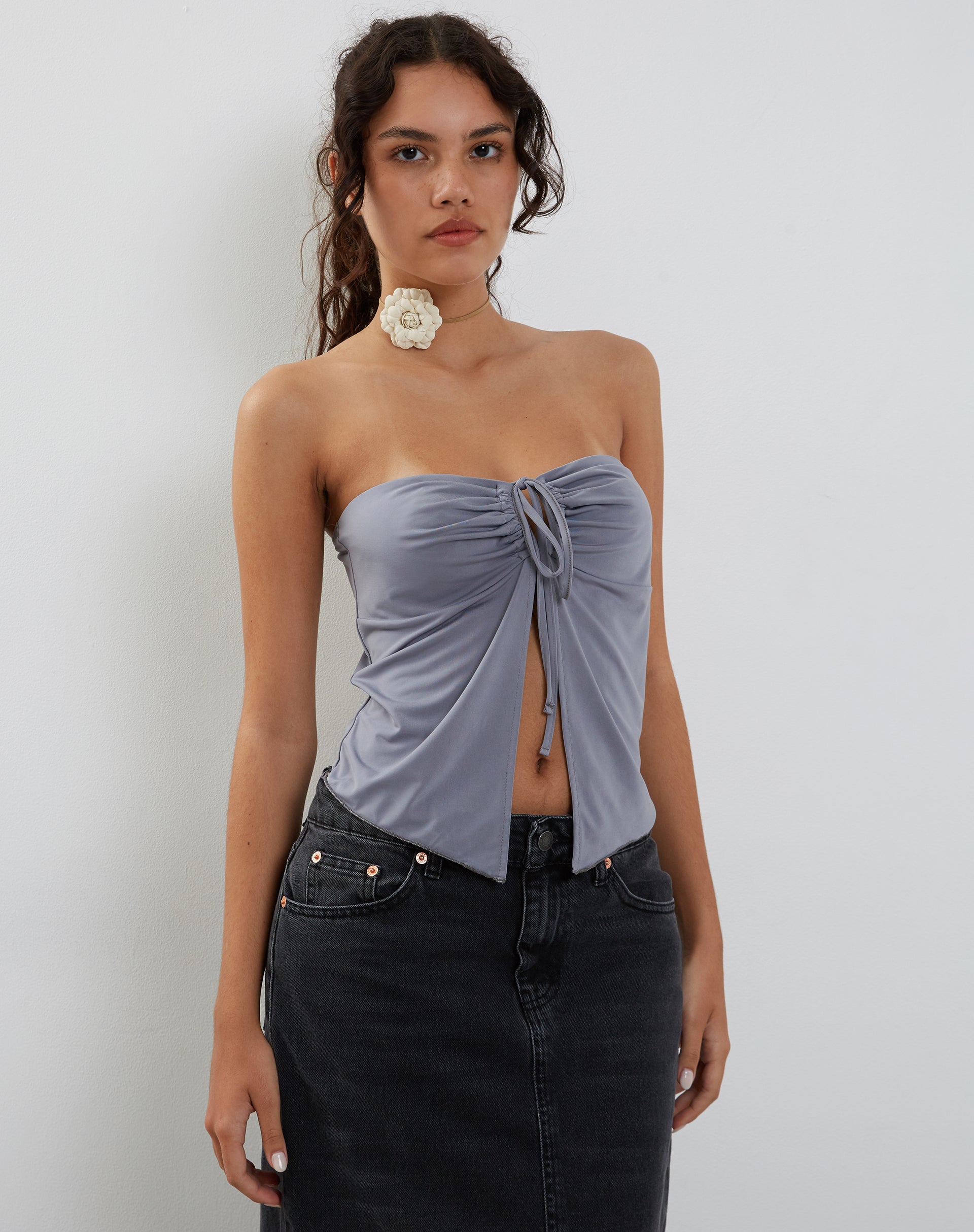 Immagine di Greta Tie Front Bandeau Top in grigio